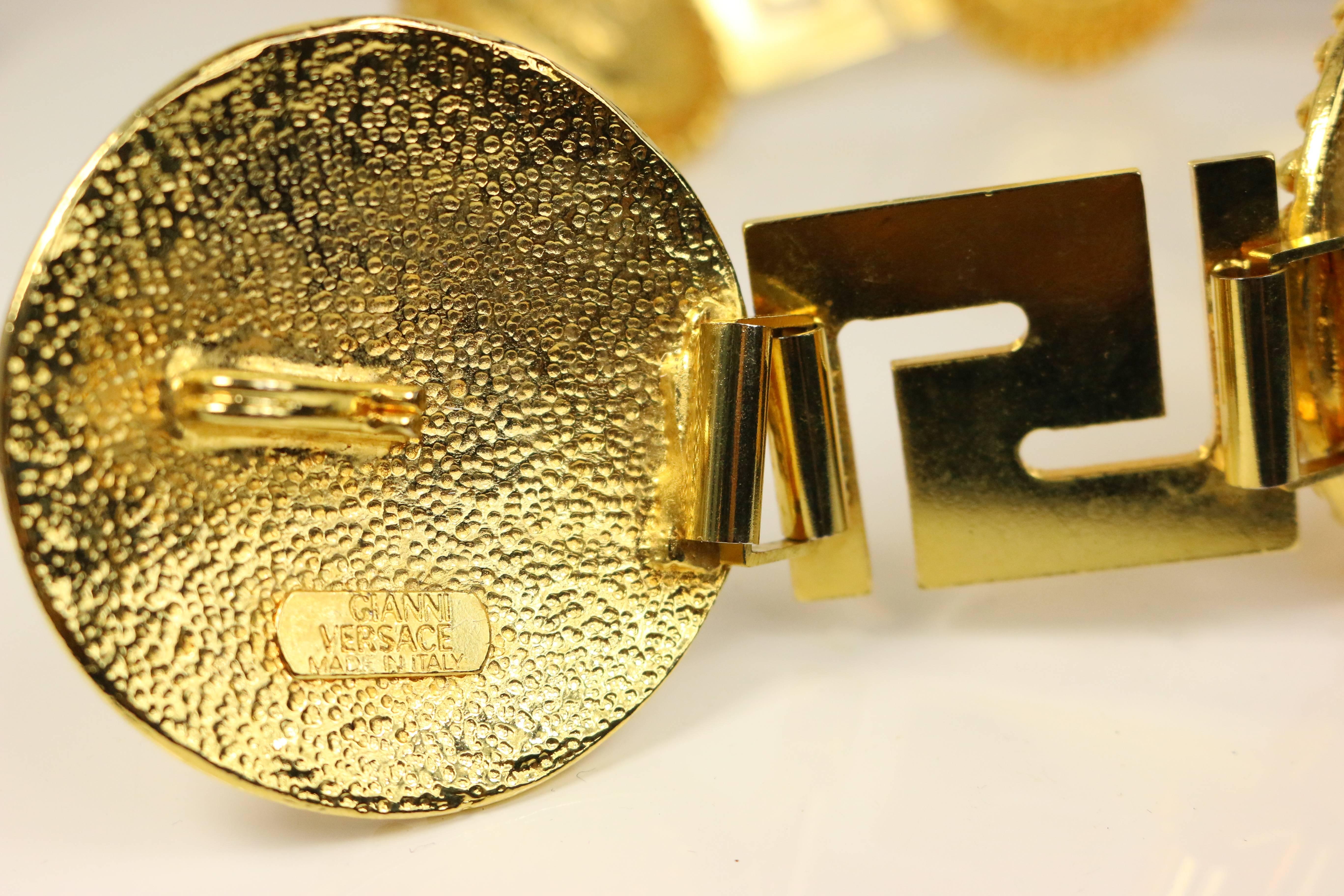 - Vintage 90s Gianni Versace iconique Medusa ceinture en chaîne d'or. Il s'agit sans aucun doute d'un objet de collection puisque tous les mannequins le portaient sur les podiums et dans les champagnes dans les années 90. 

- Fabriqué en Italie. 

-