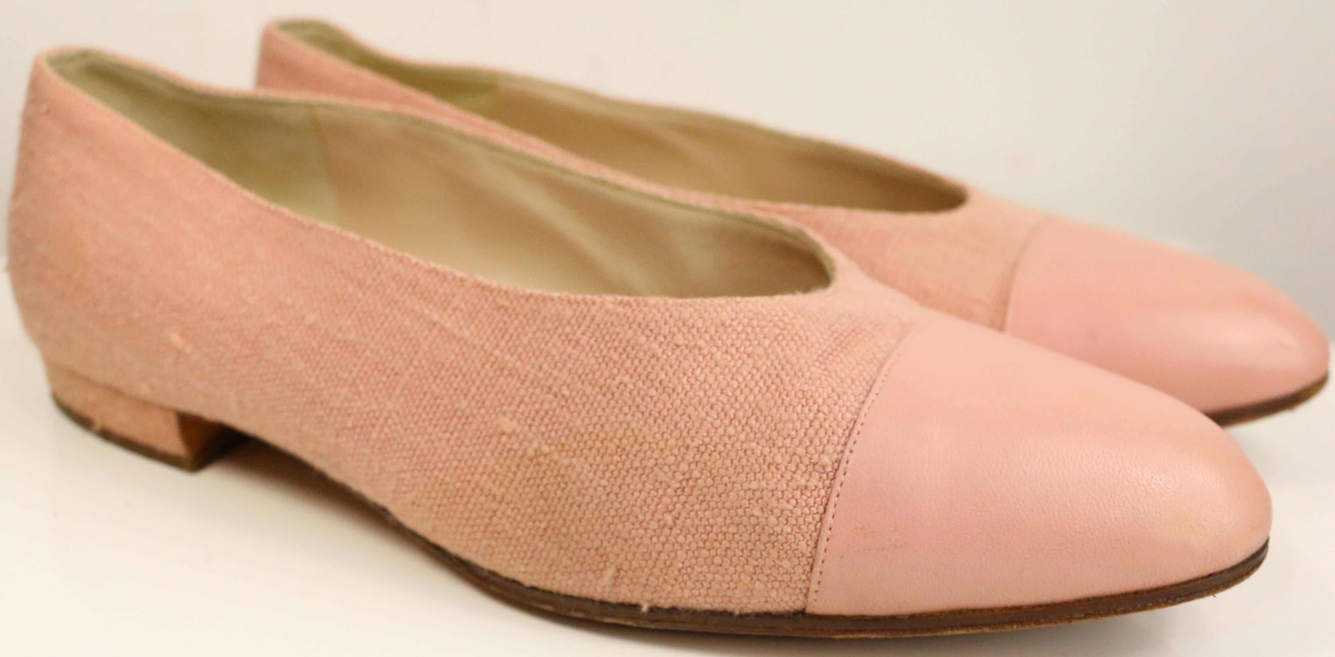 - Vintage 90s Chanel pink tweed leather cap ballerina flats. 

- Size 37.5. 

- Made in Italy. 
