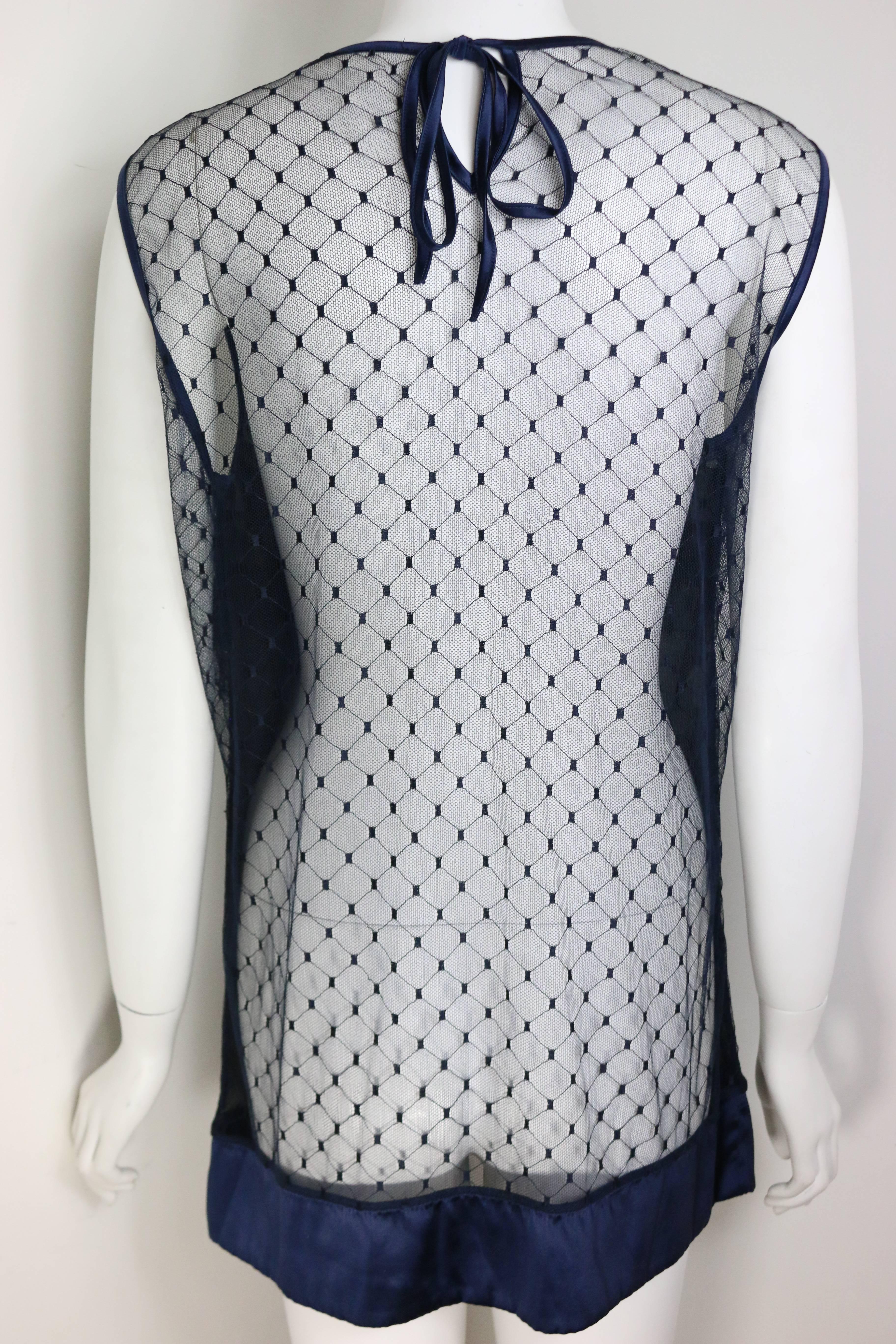 Noir Chanel - Top blouse sans manches en dentelle et soie bleu marine  en vente