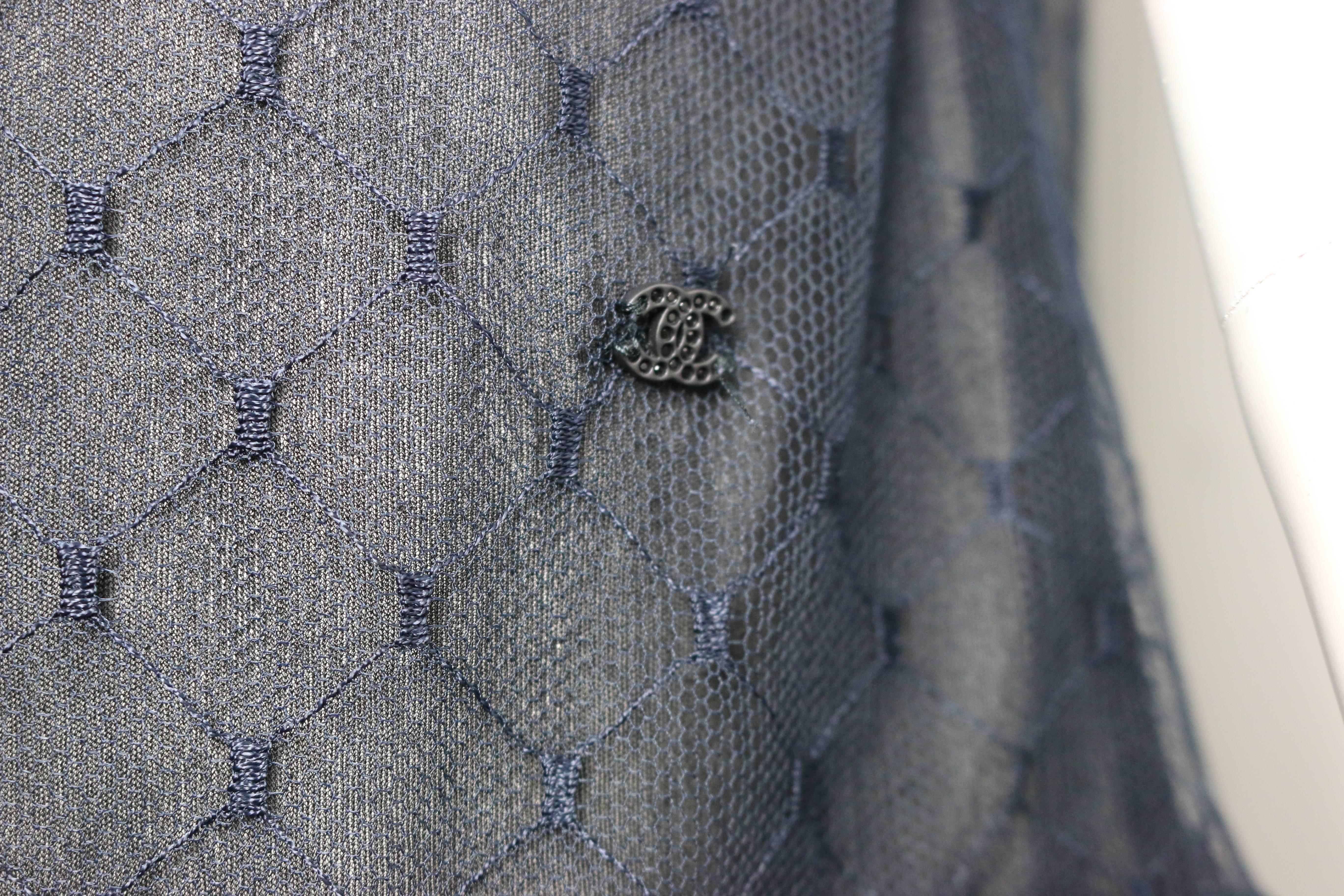 - Ce magnifique top blouse sans manches en dentelle et soie bleu marine de Chanel est une véritable pièce collective. Avec un design froncé et plissé sur le devant et un liseré bleu satiné. Transparent dans le dos, avec une fermeture en soie à