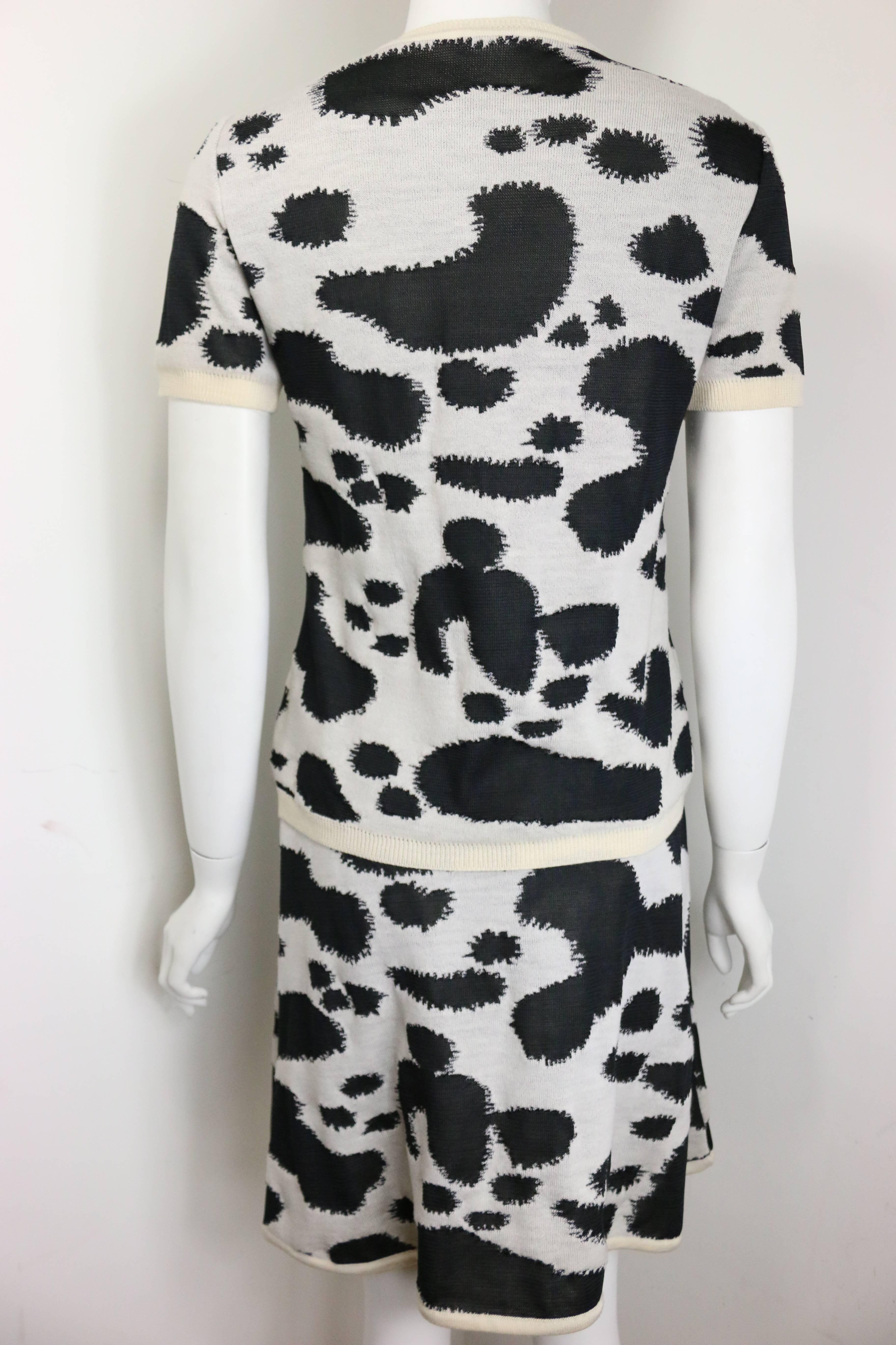 - Vintage 90s Gianni Versace black and white print short sleeve top and skirt ensemble set. 

- Featuring ribbed crew neck, sleeves and hem top. Skirt is ribbed elastic waist and hem as well. 

- Made in Italy. 

- 50% Wool. 50% Polyester.