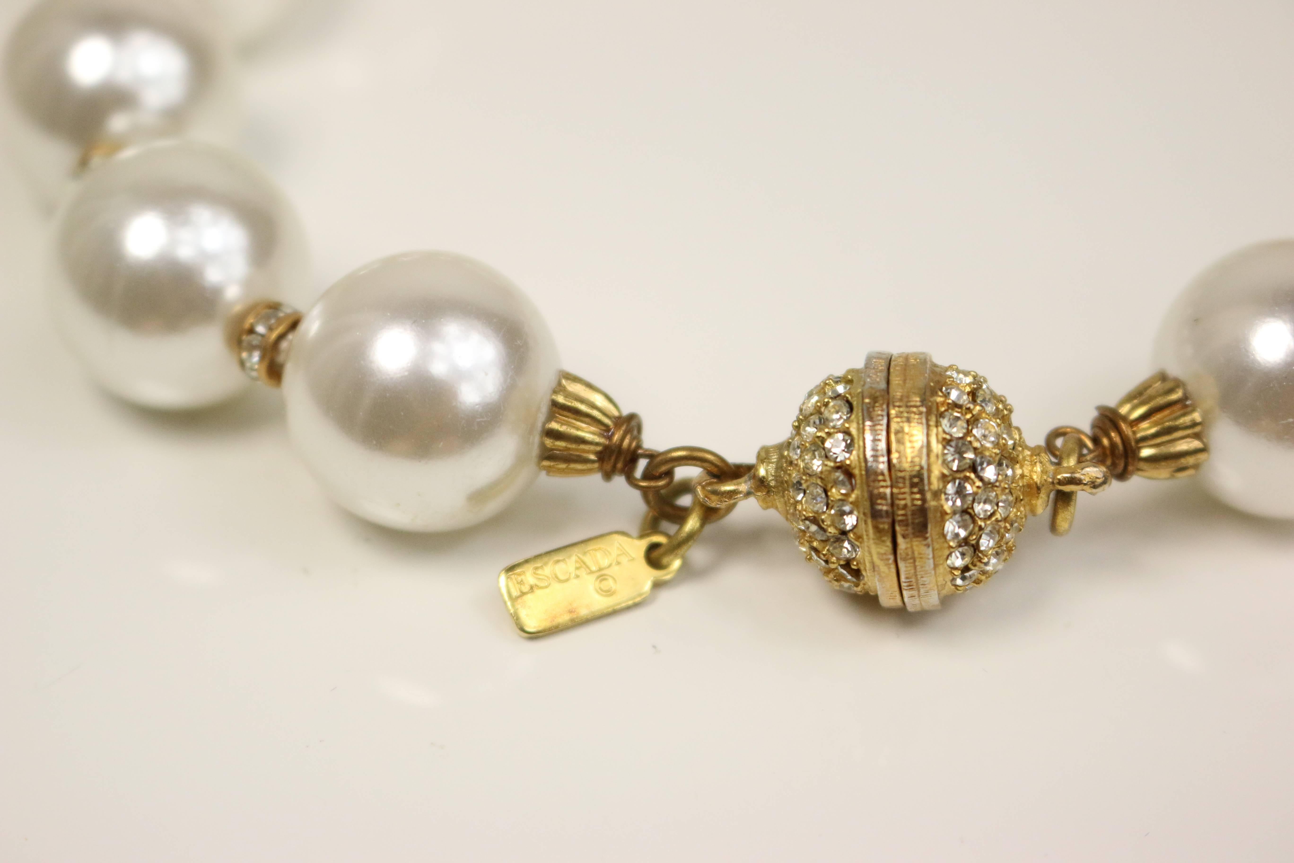 Collana Escada con strass dorati a forma di cuore e trifoglio a goccia con perle finte in vendita 1