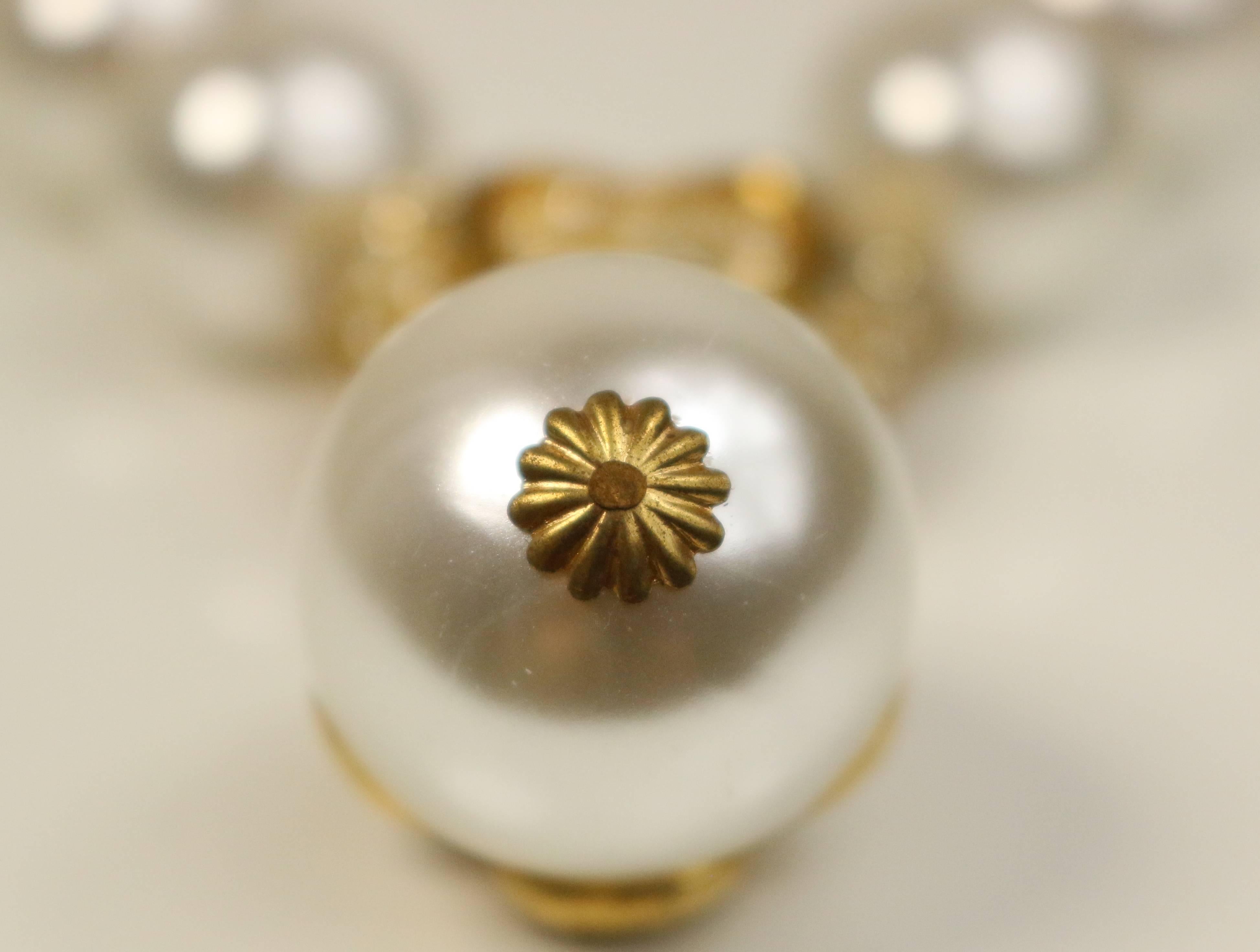 Donna Collana Escada con strass dorati a forma di cuore e trifoglio a goccia con perle finte in vendita