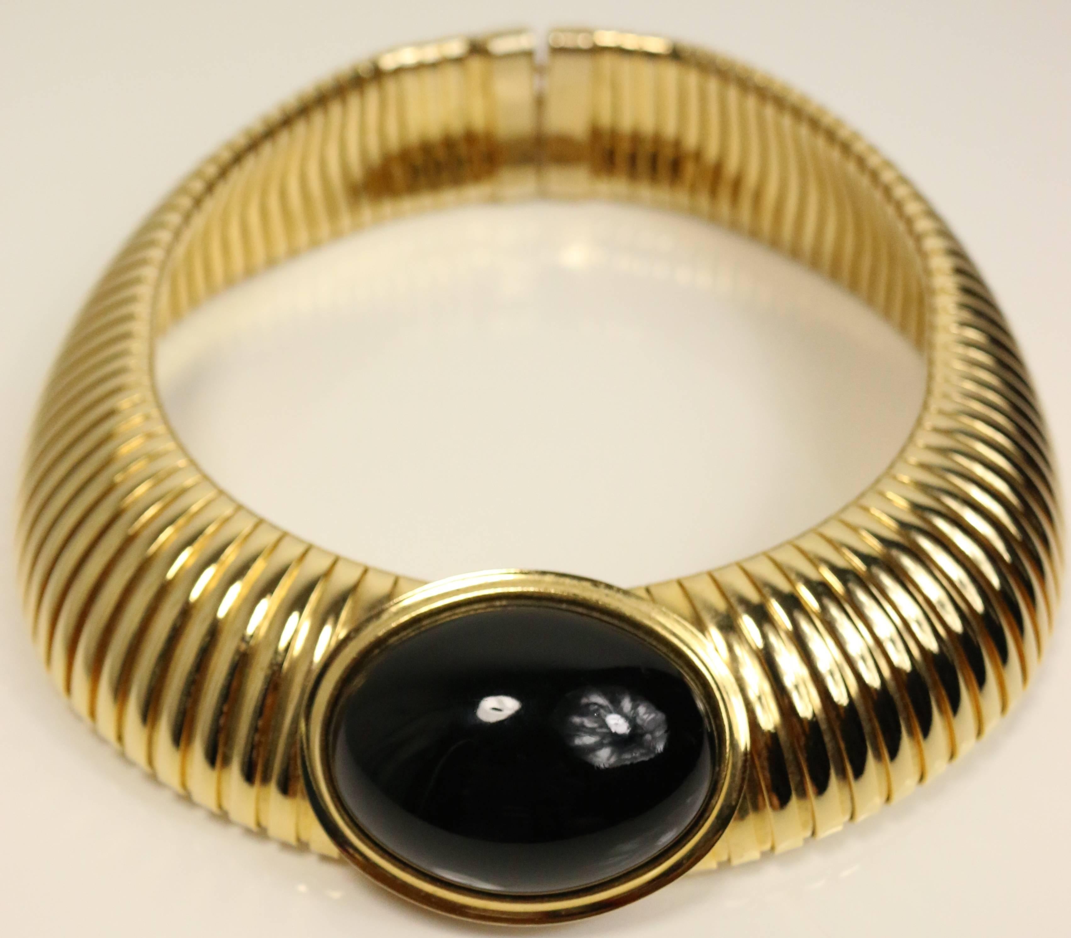 -Vintage Gold Toned Hardware Choker Necklace.


- Length: 17.5 inches. Width: 1.5 inches. 
