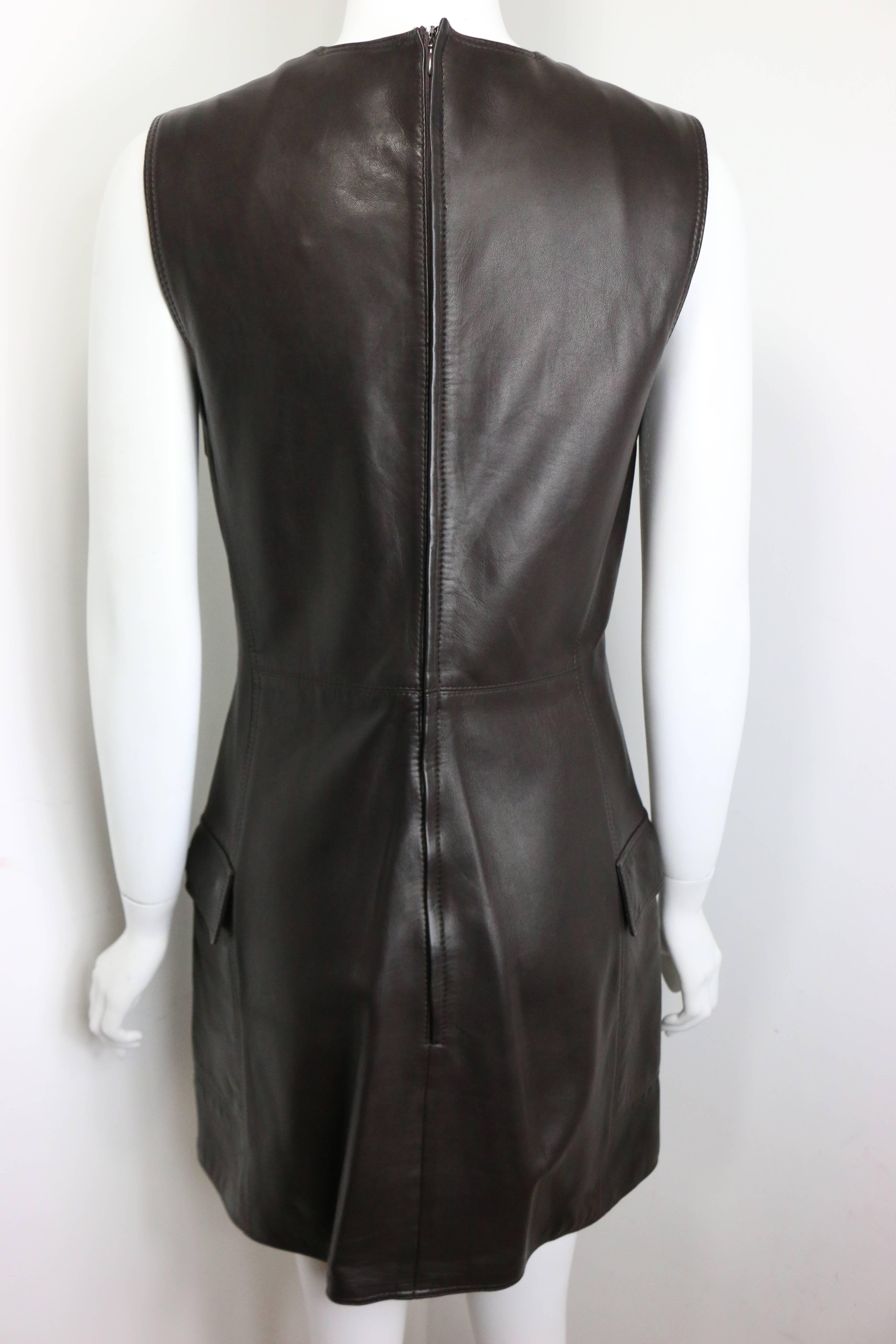 Noir Robe en cuir marron Gianni Versace des années 90 Iconsoniques  en vente