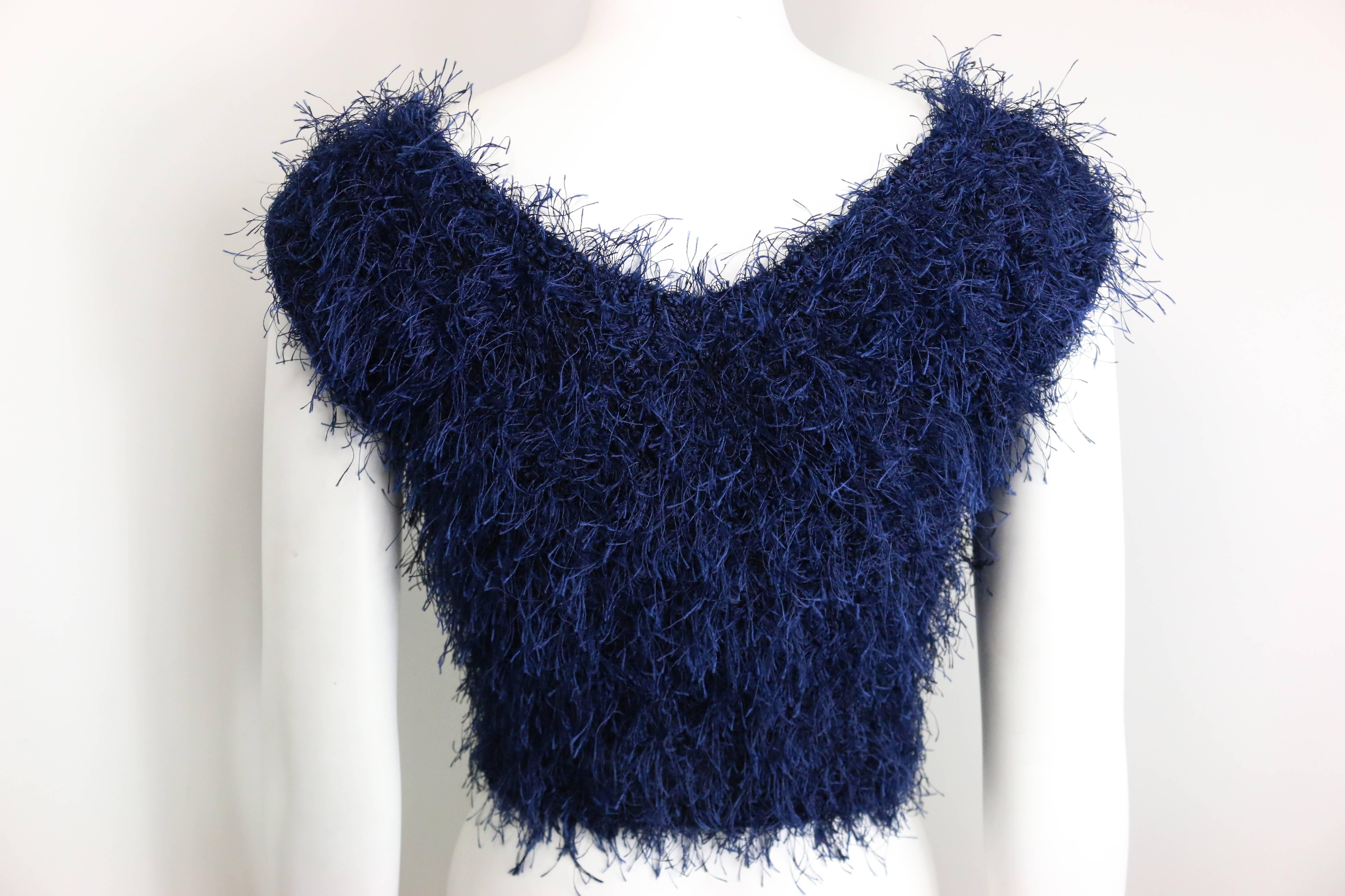 - Vintage 90s Christian Dior blue feather scoop neck cropped top.  

- Made in France. 

- 92% Polyester, 7% Polyamide, 1% Elasthanne. 

- Size M. 

