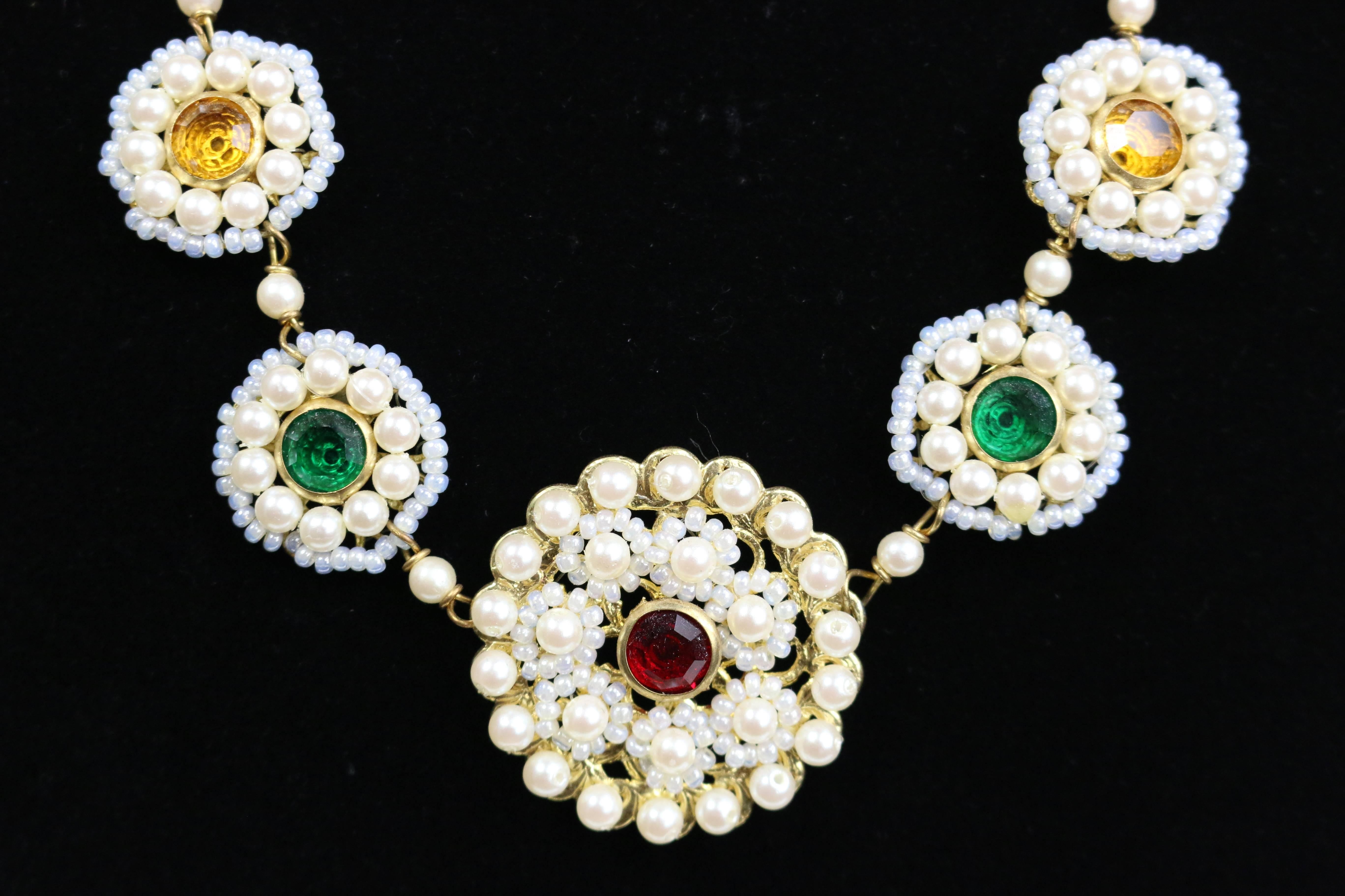 - Vintage 80s Sharra Pagano faux pearl beaded gold toned with colours rhinestones (red, green, yellow and blue) necklace. Beautiful craftsmanship! 

- Long: 17 inches. 

- Made in Italy. 


