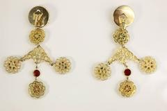 Condividi Pagano Pearl Faux Beaded Gold Toned  Orecchini a clip con strass a colori