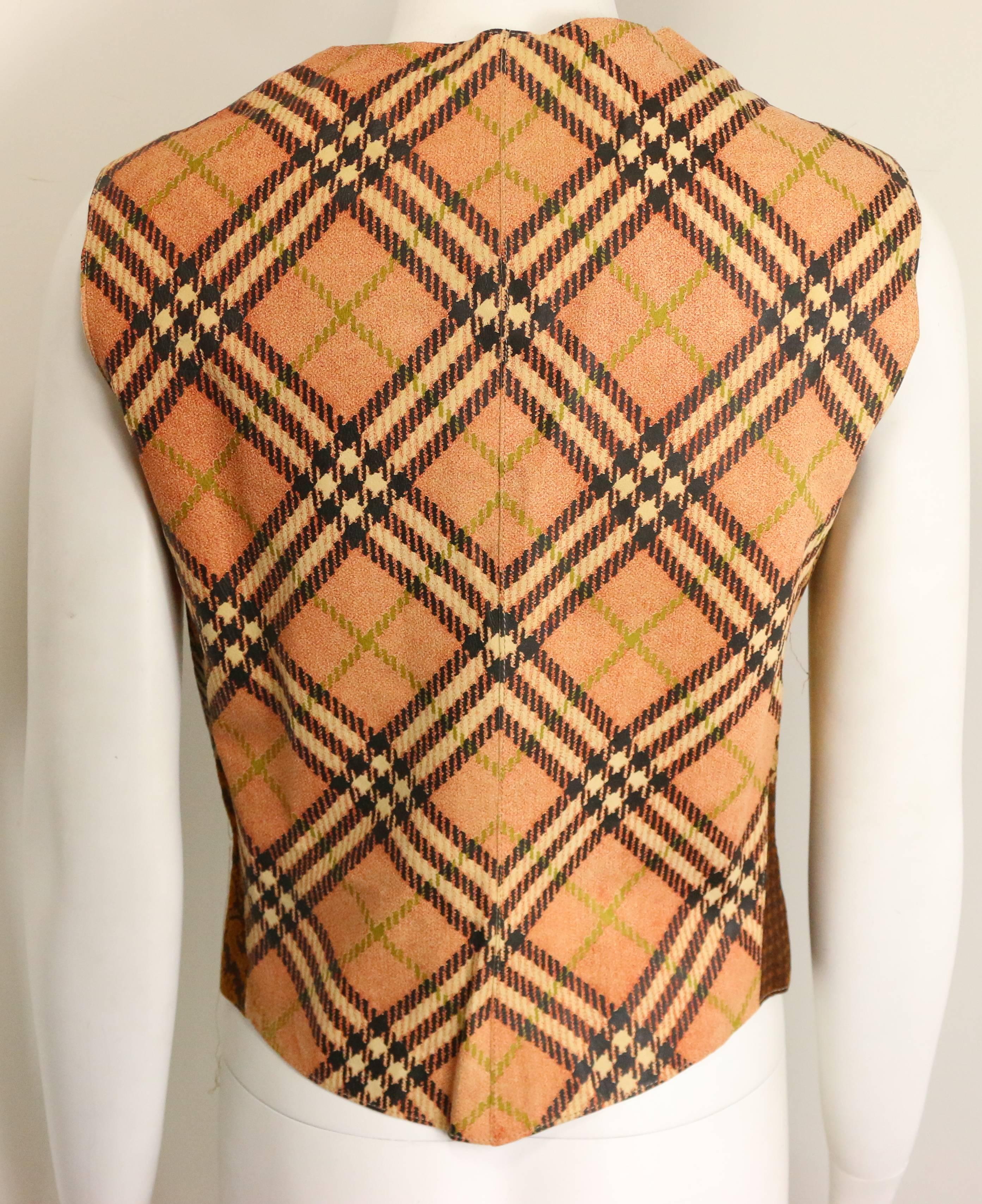- Vintage 90s Roberto Cavalli leather patchwork with different patterns(houndstooth, plaid, check, tartan, etc...) vest. 

- Featuring four front brown buttons closing. 

- Made in Italy. 

- Size M 

- 100% Leather. 
