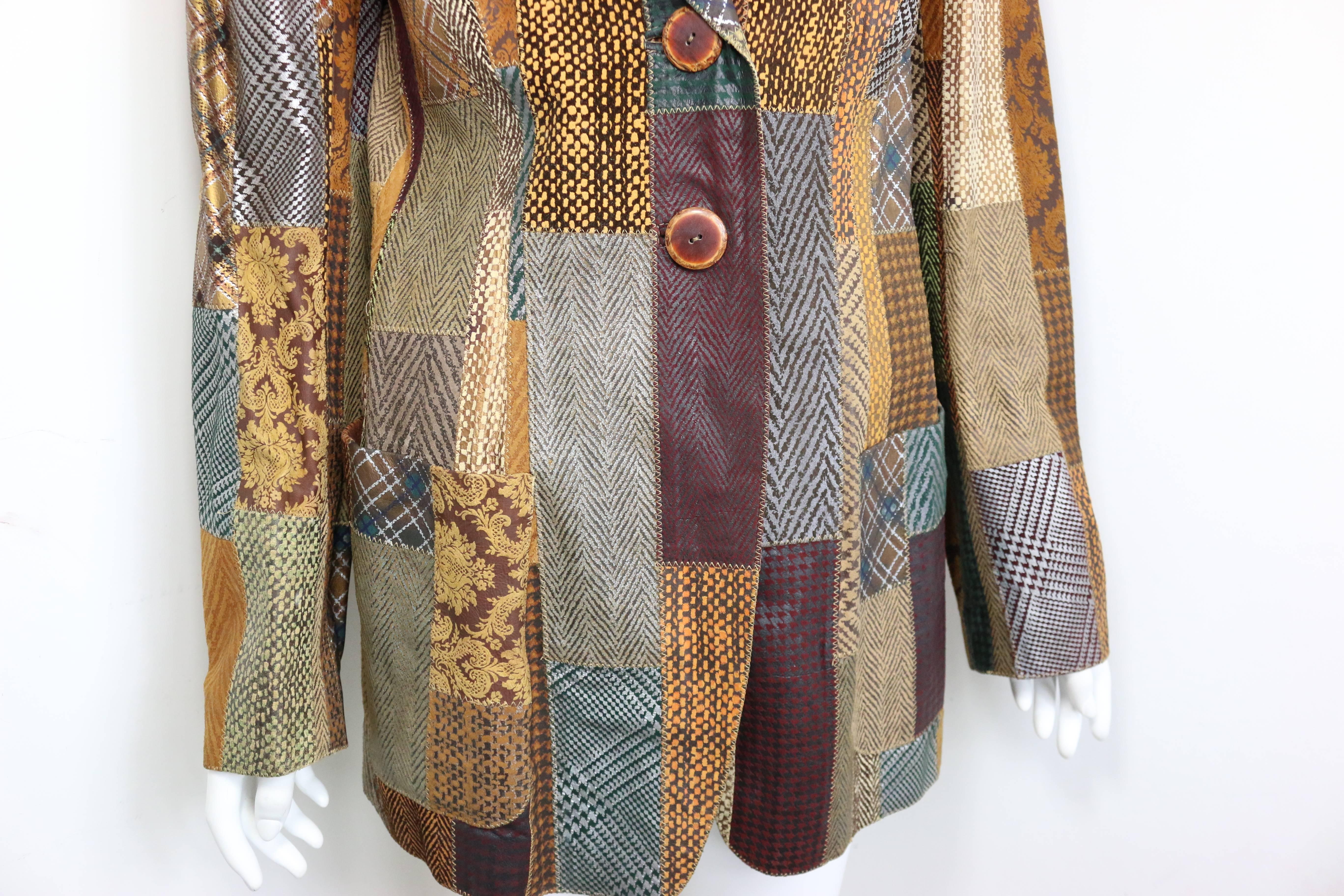 - Vintage 90s Roberto Cavalli leather patchwork with different patterns(houndstooth, plaid, check, tartan, etc...) blazer. 

- Featuring two front open pockets and two front brown buttons closing. 

- Made in Italy. 

- Size M 

- 100%