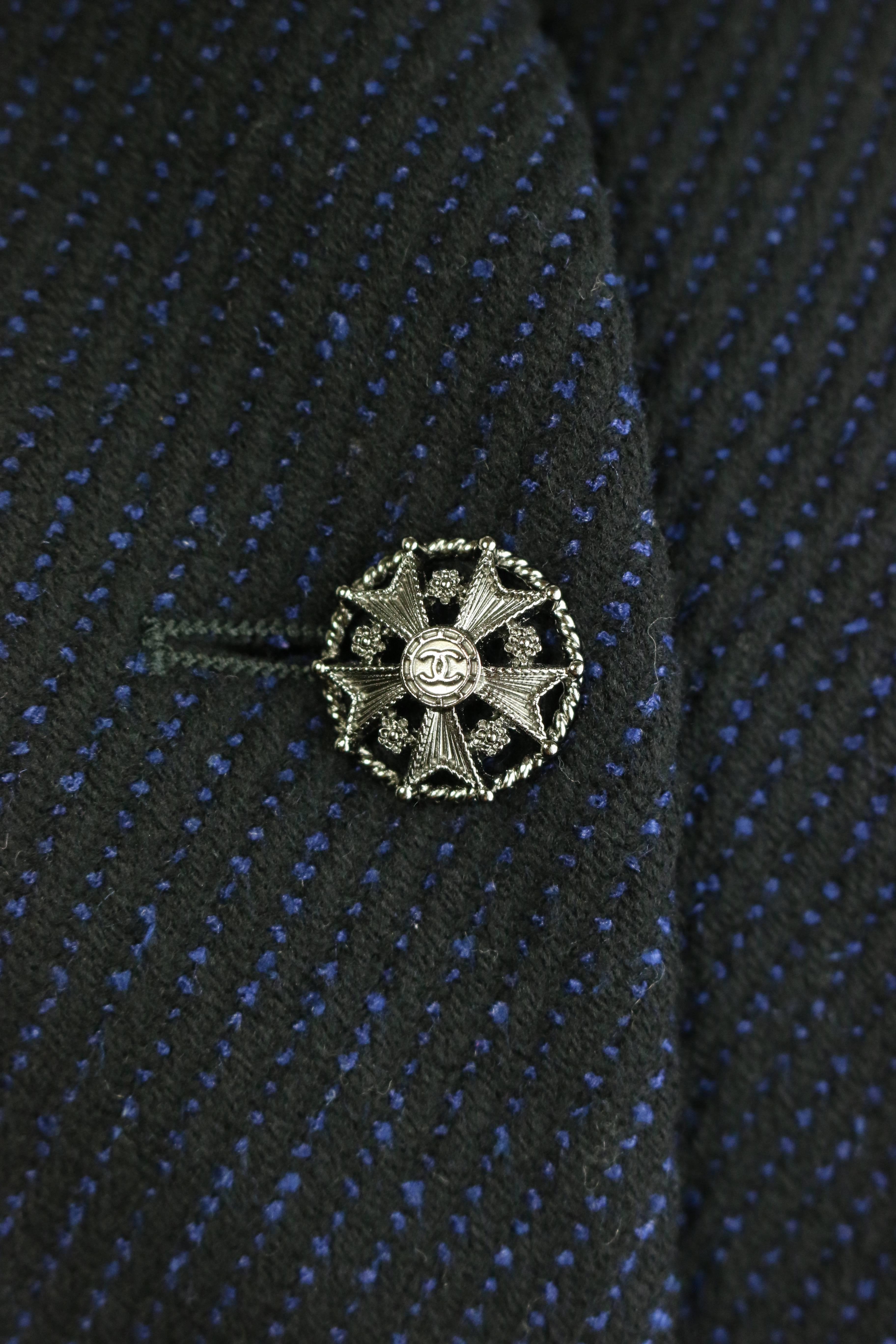- Manteau Chanel en laine tweed noire et bleue de la collection automne 2008. Cinq boutons argentés avec le logo 