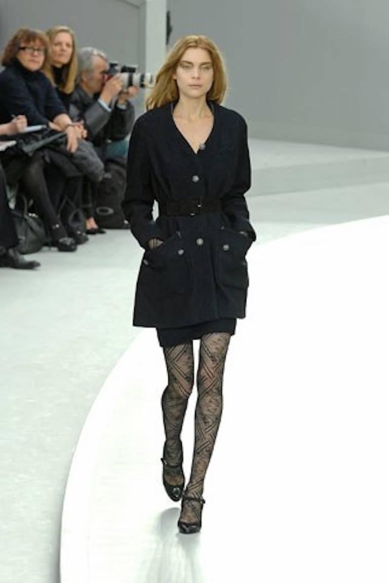 Manteau en tweed noir et bleu de Chanel  en vente 2