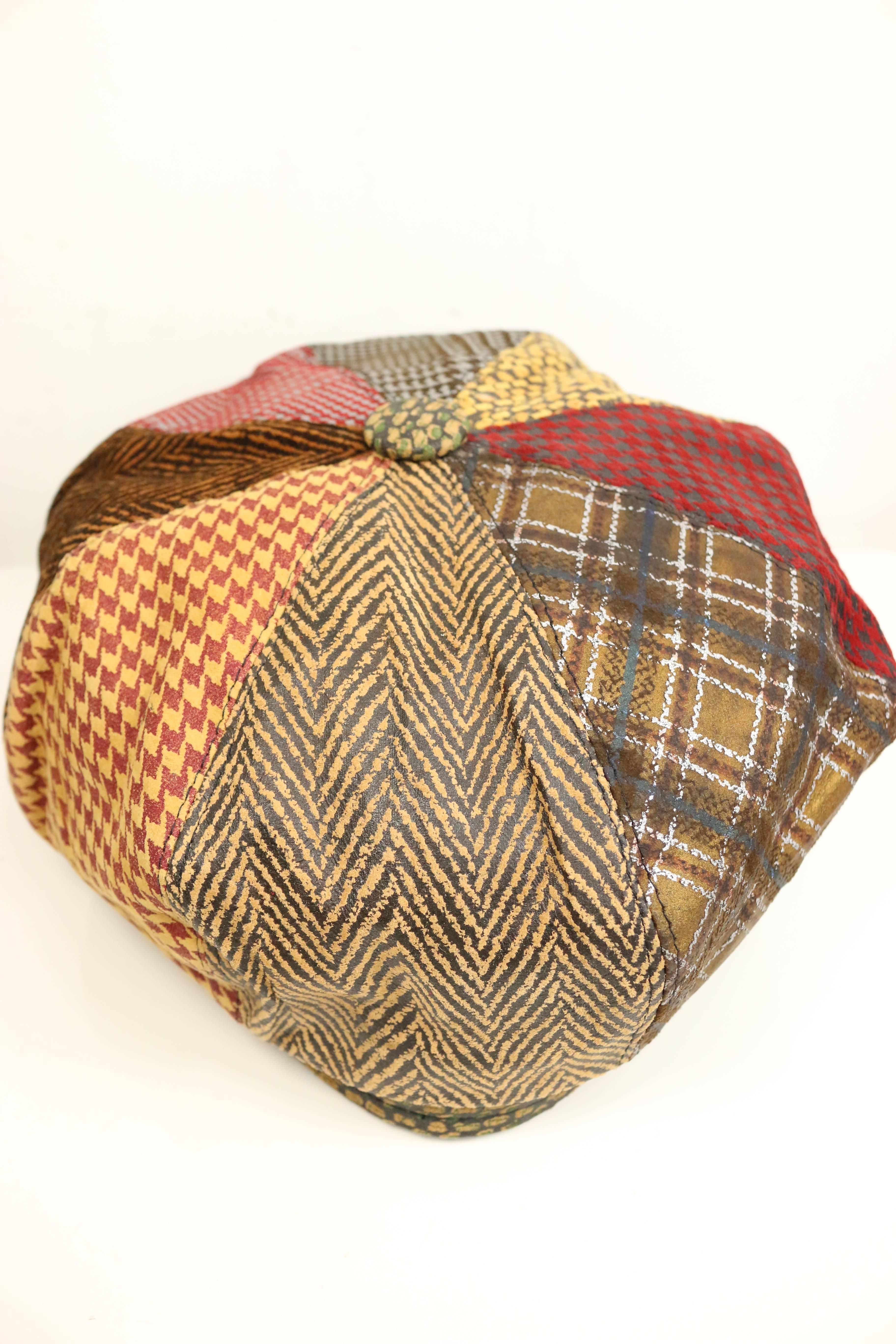 - Cappello patchwork vintage anni '90 di Roberto Cavalli a più motivi. 

- Taglia M 

- 100% pelle. 