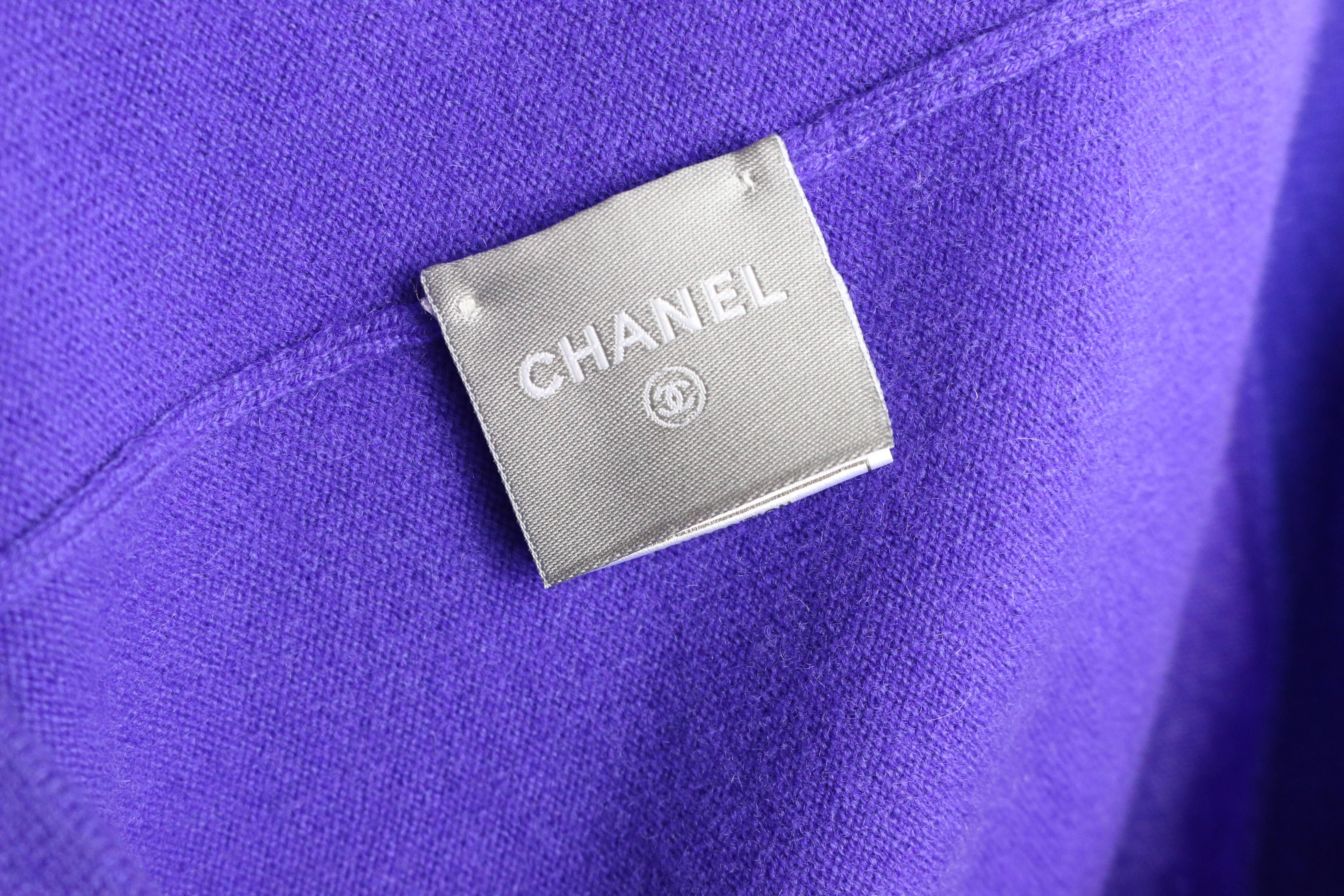 Pull en cachemire à col rouge et bordure violette Chanel, 2008  Excellent état - En vente à Sheung Wan, HK