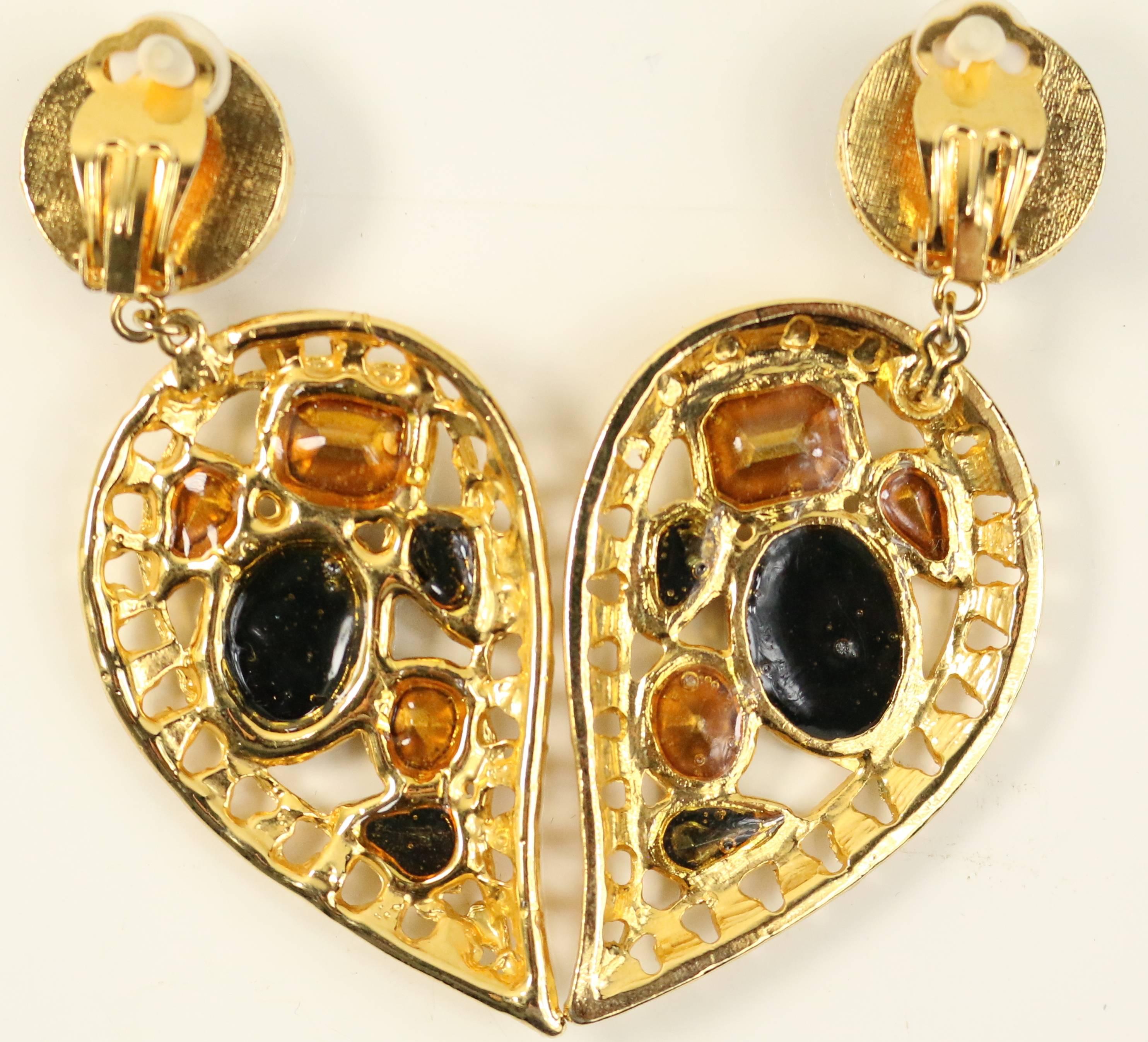 - Vintage 80s black and diamond rhinestones in gold toned drop heart shaped clip on earrings. 

- Height: 3.25inches. Width: 1.5 inches. 

