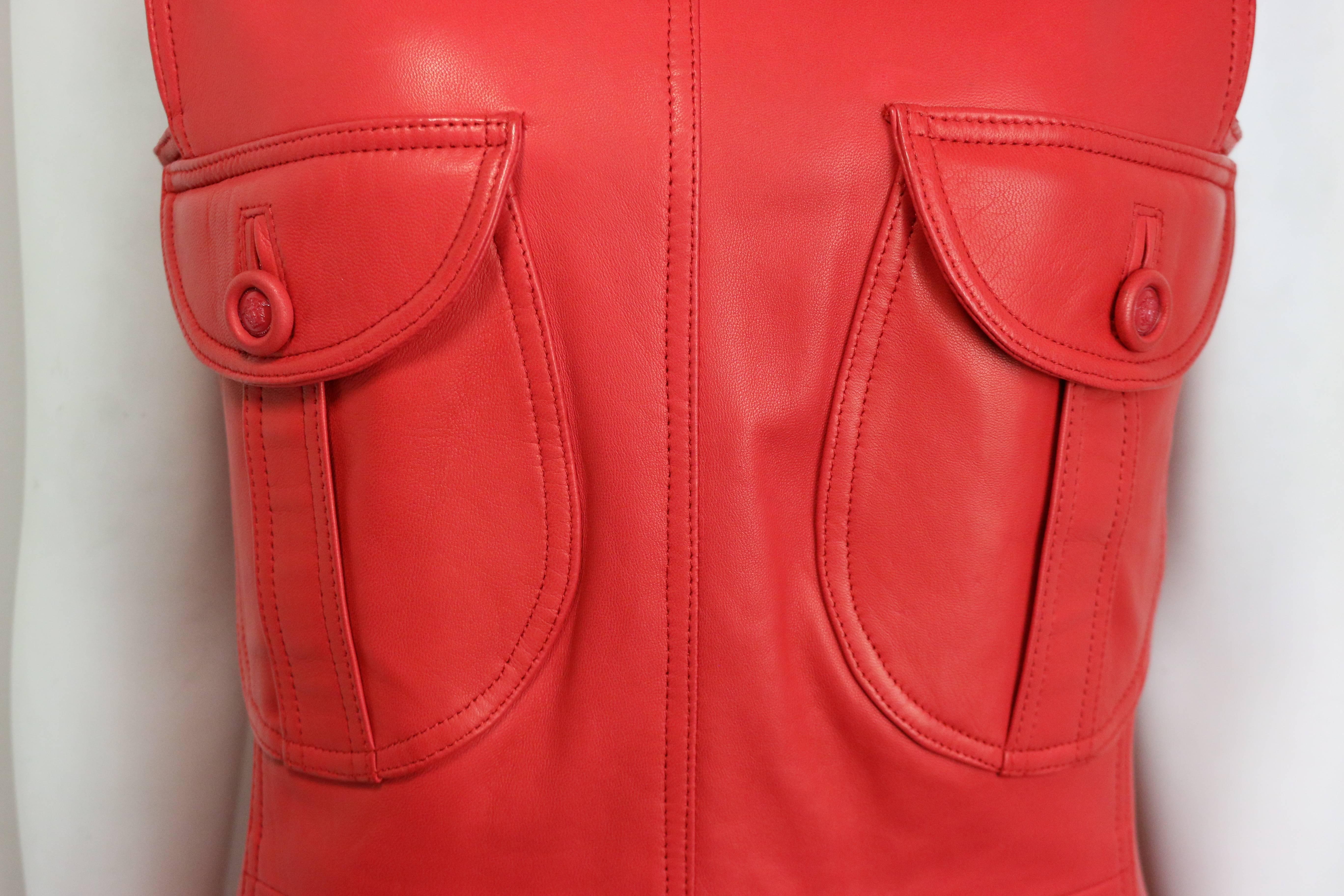 Rouge Robe emblématique en cuir rouge Gianni Versace des années 90  en vente