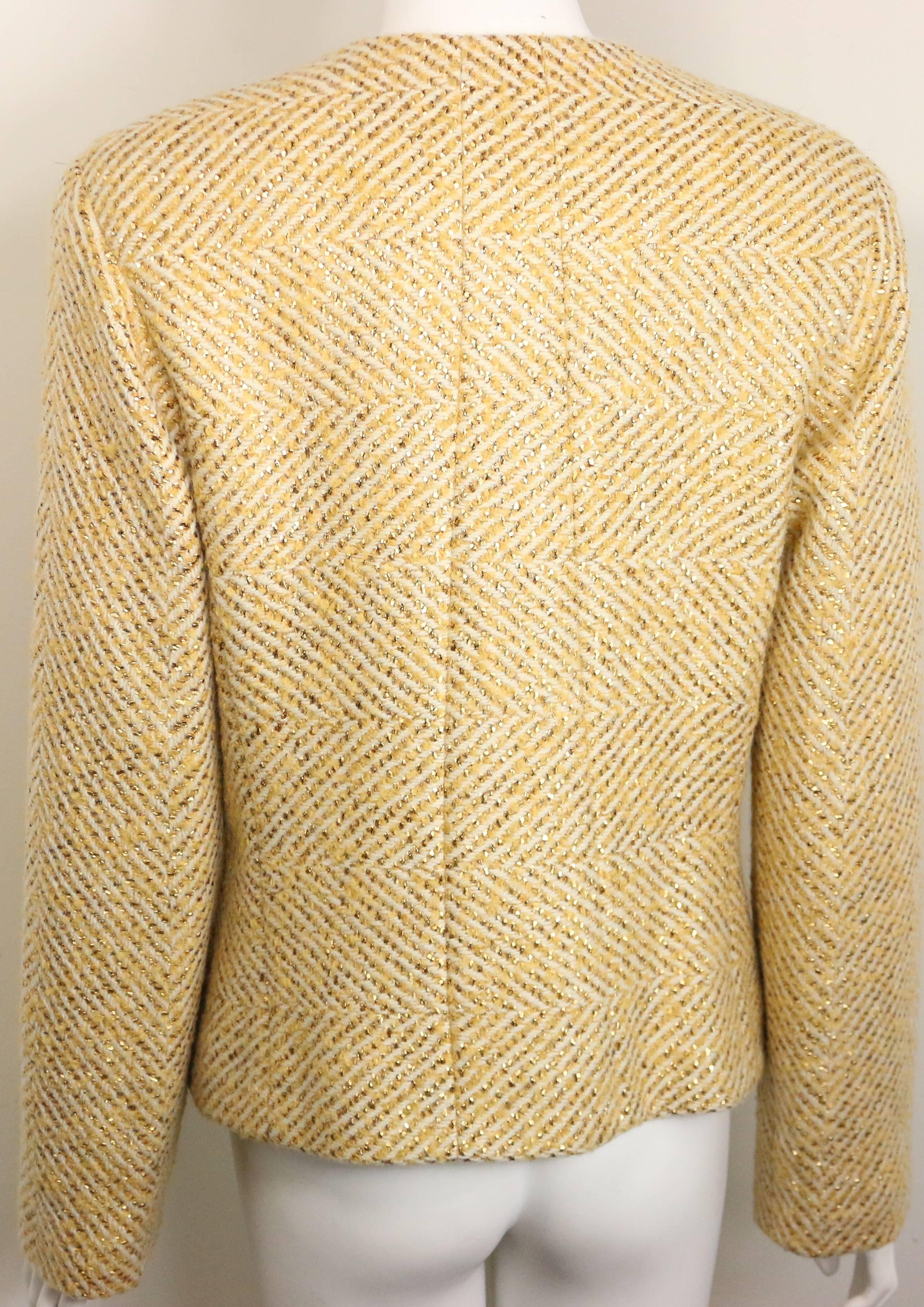 - Vintage Chanel goldfarbene, glitzernde, cremefarbene Chevron-Tweed-Schaljacke aus der Herbstkollektion 2000. 

- Mit vier abgeflachten goldfarbenen Metallknöpfen 