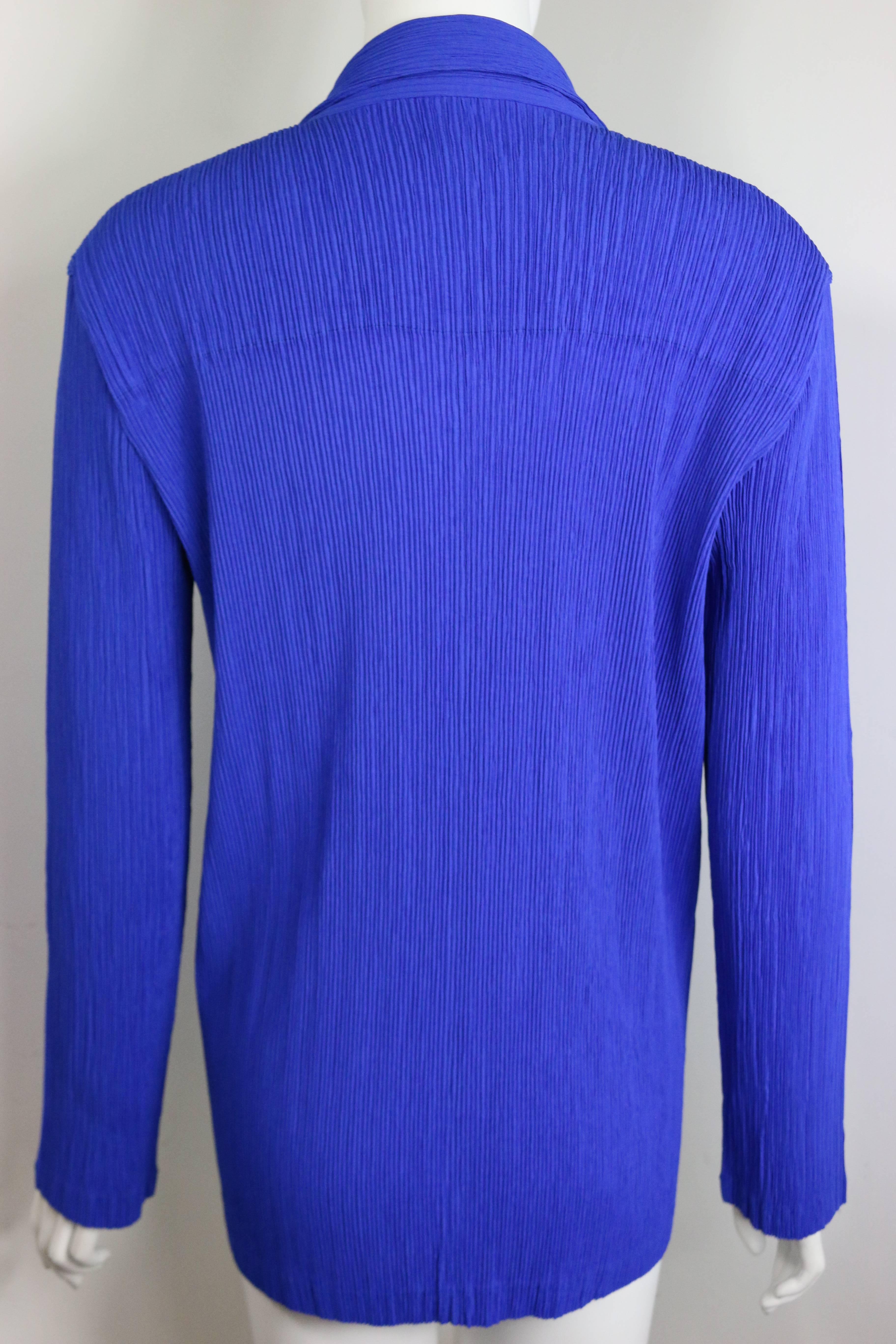 - Blaue Plissee-Jacke von Issey Miyake. Unterschrift plissiert mit markanter Farbe blau. 

- Mit drei Knöpfen zum Schließen. 

- Hergestellt in Japan. 

- Größe M. 

- 100% Polyaster. 

