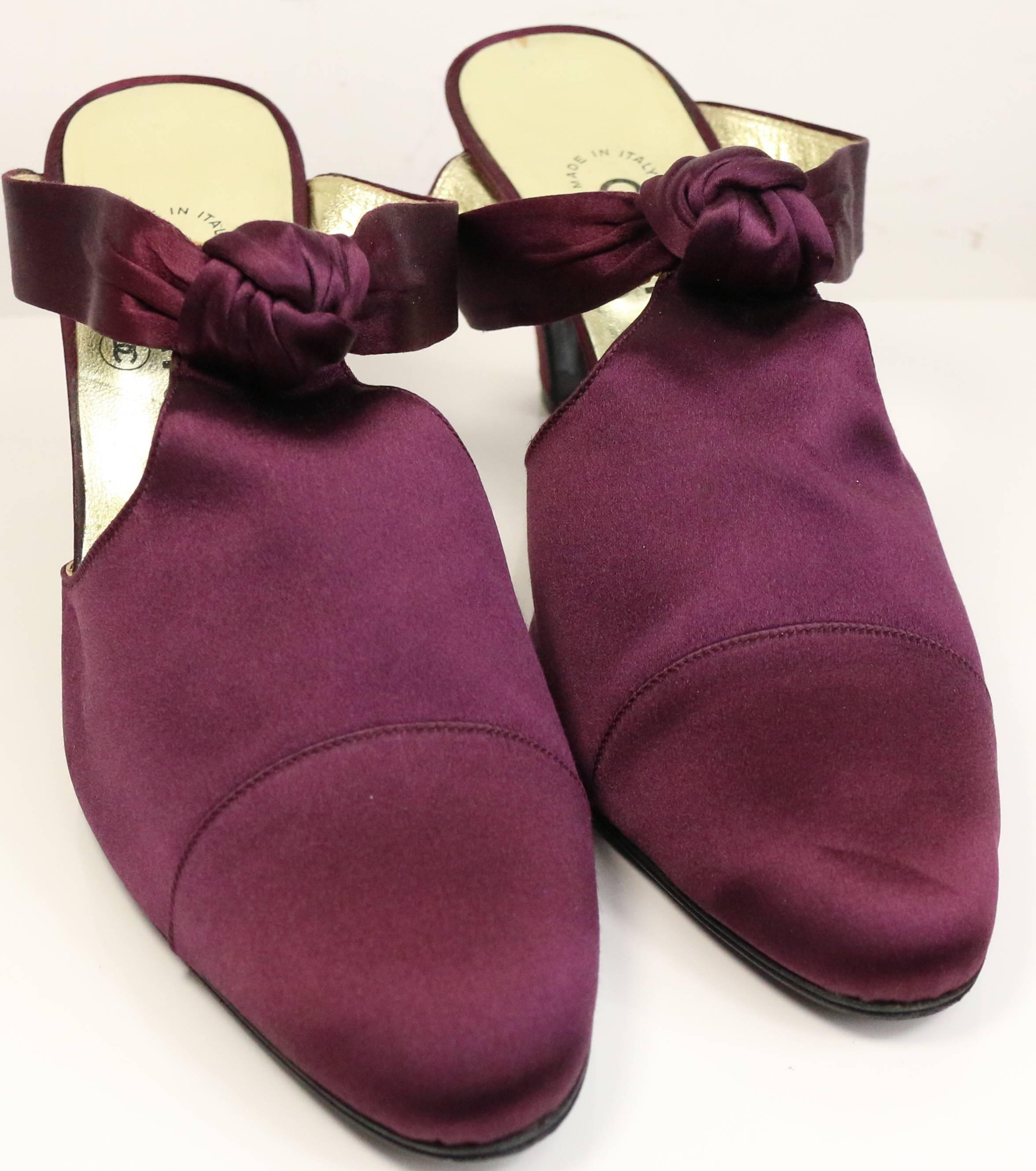 - Vintage 90s Chanel purple satin shoes with knot. 

- Made in Italy. 

- Size 38.5. 
