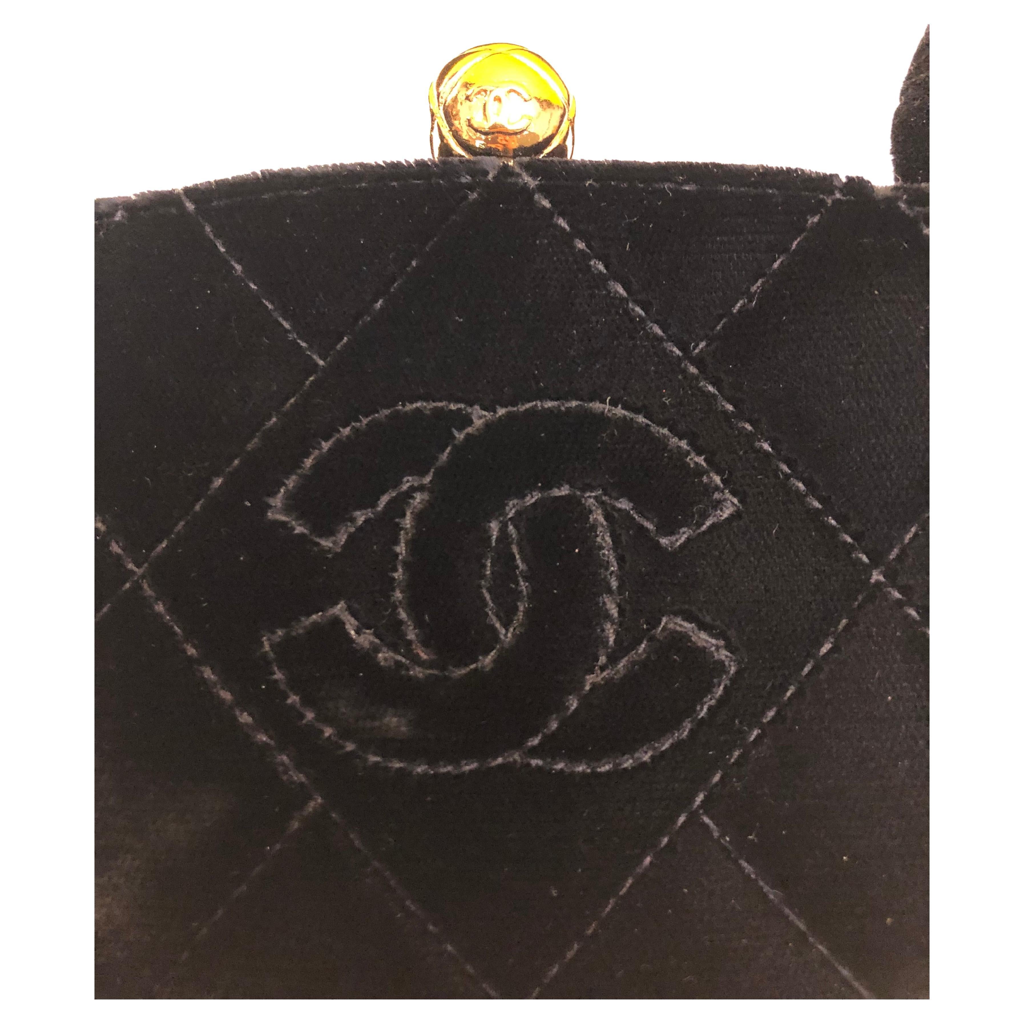 Chanel - Sac à main en velours matelassé noir en vente