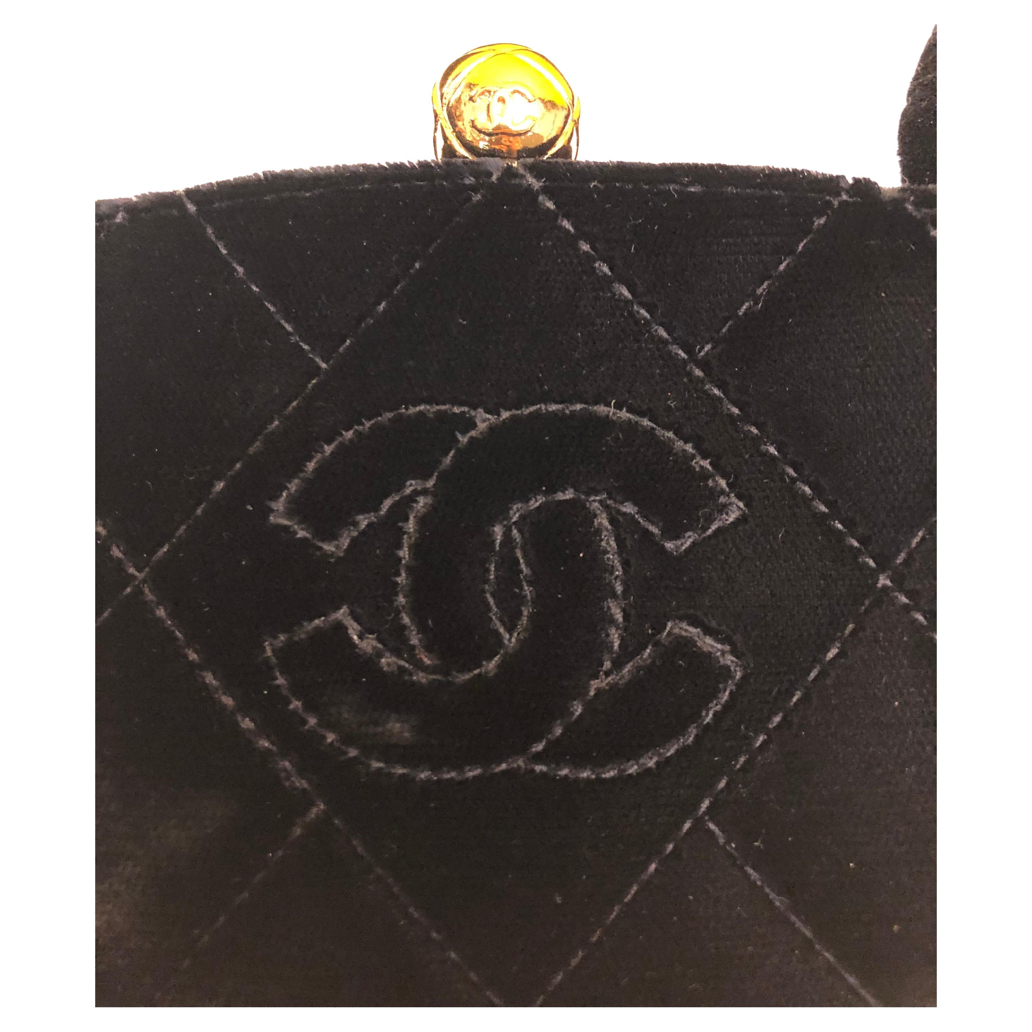 Chanel - Sac à main en velours matelassé noir