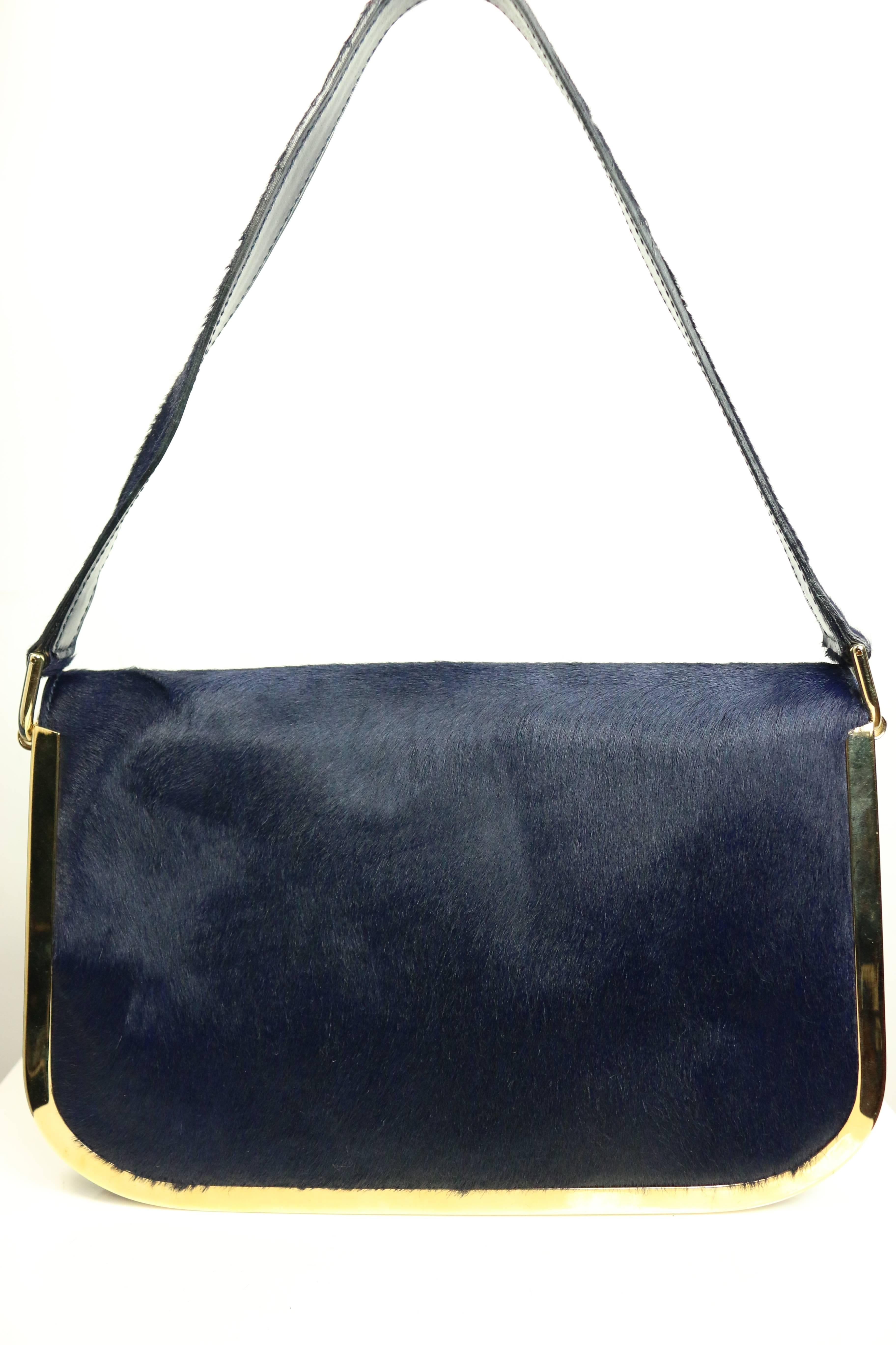 - Vintage Gucci by Tom Ford navy horse-bit gold metal toned piping flap handbag from fall 1996 collection. This handbag was featuring in one of the famous Mario Testino Gucci fall 1996 champagne. 

- Featuring two layers suede interior. 

-