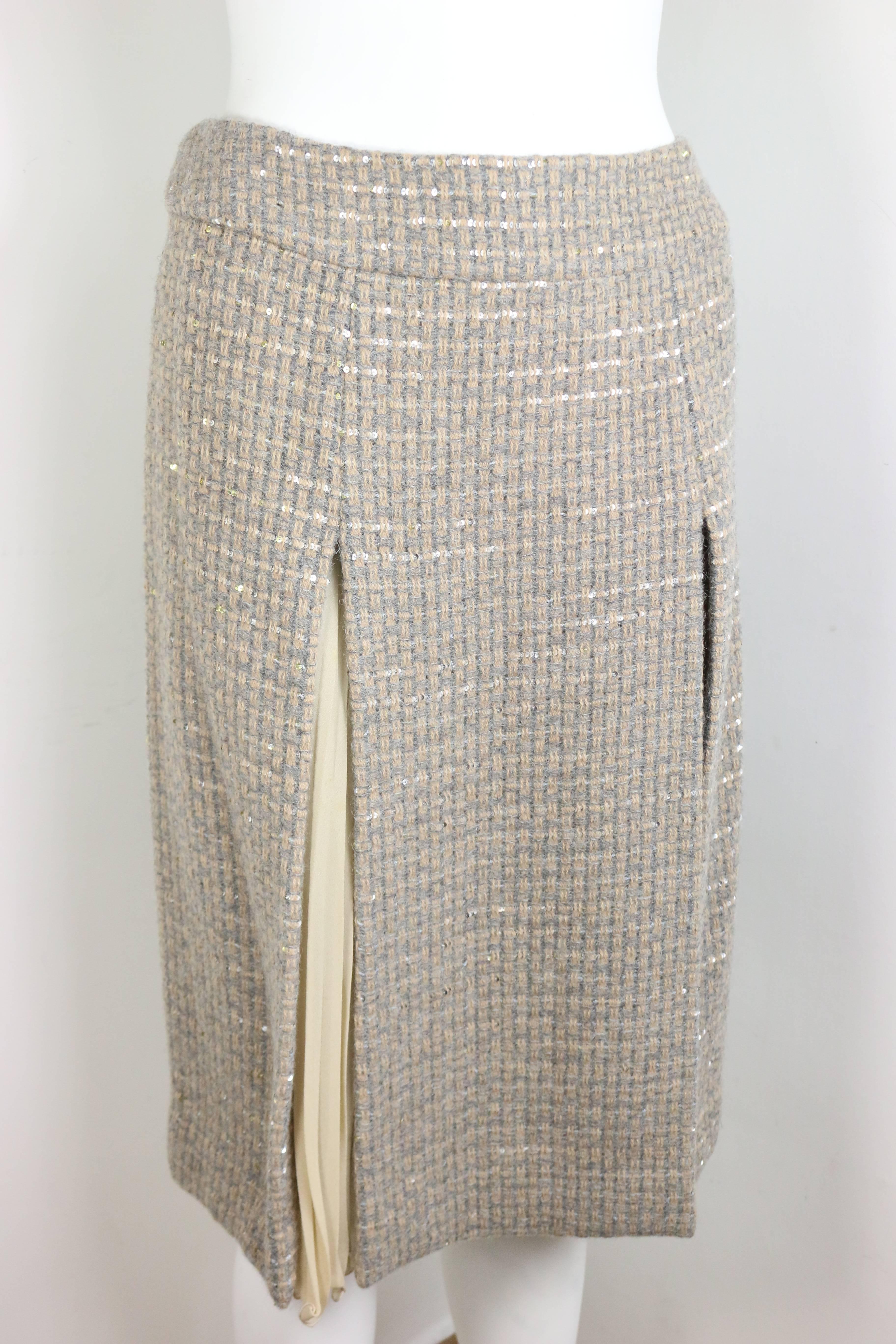 Chanel Grau/Camel Tweed-Mantel/Skirt-Ensemble mit goldenen und silbernen Pailletten im Angebot 1