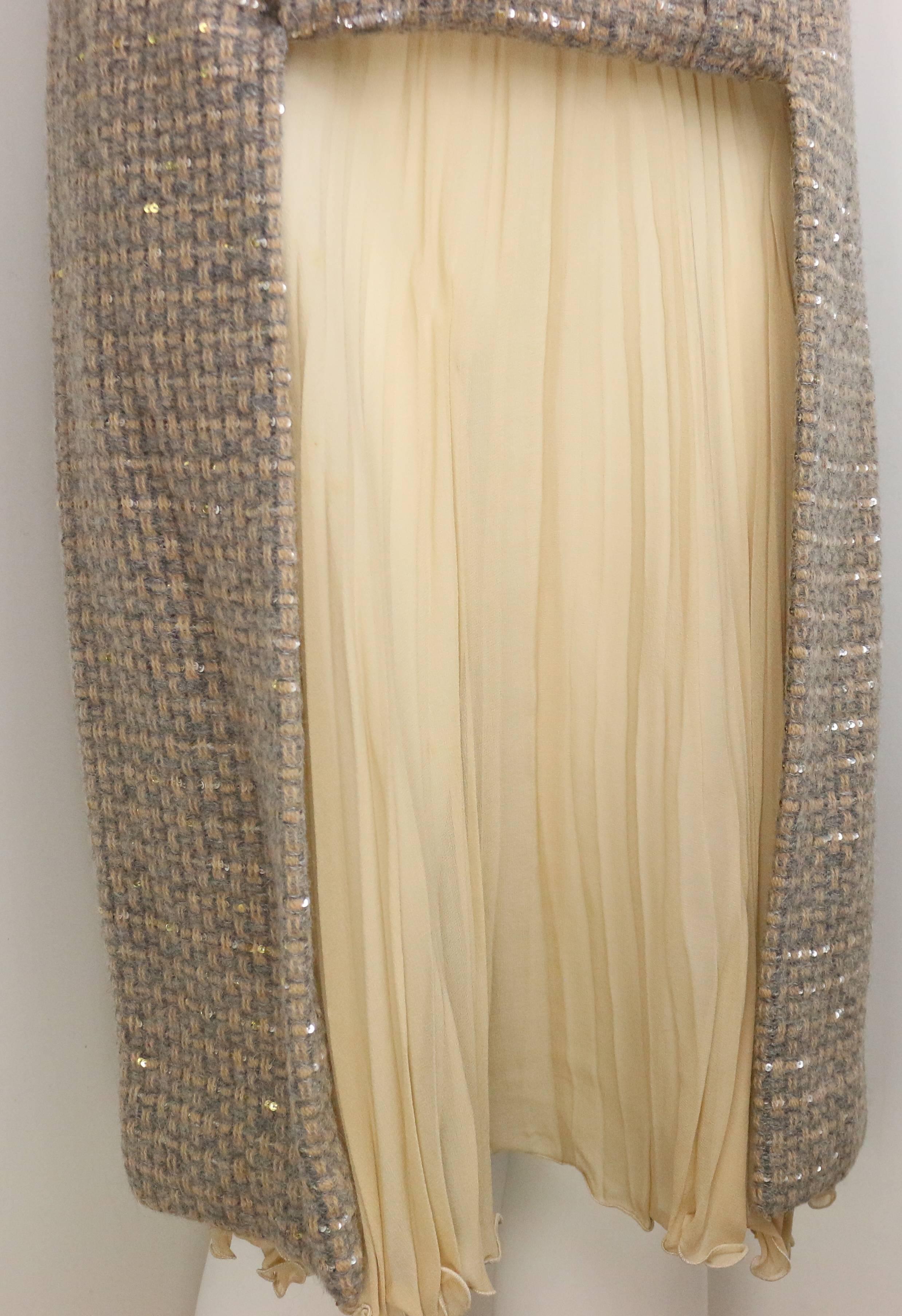 Chanel Grau/Camel Tweed-Mantel/Skirt-Ensemble mit goldenen und silbernen Pailletten im Angebot 2