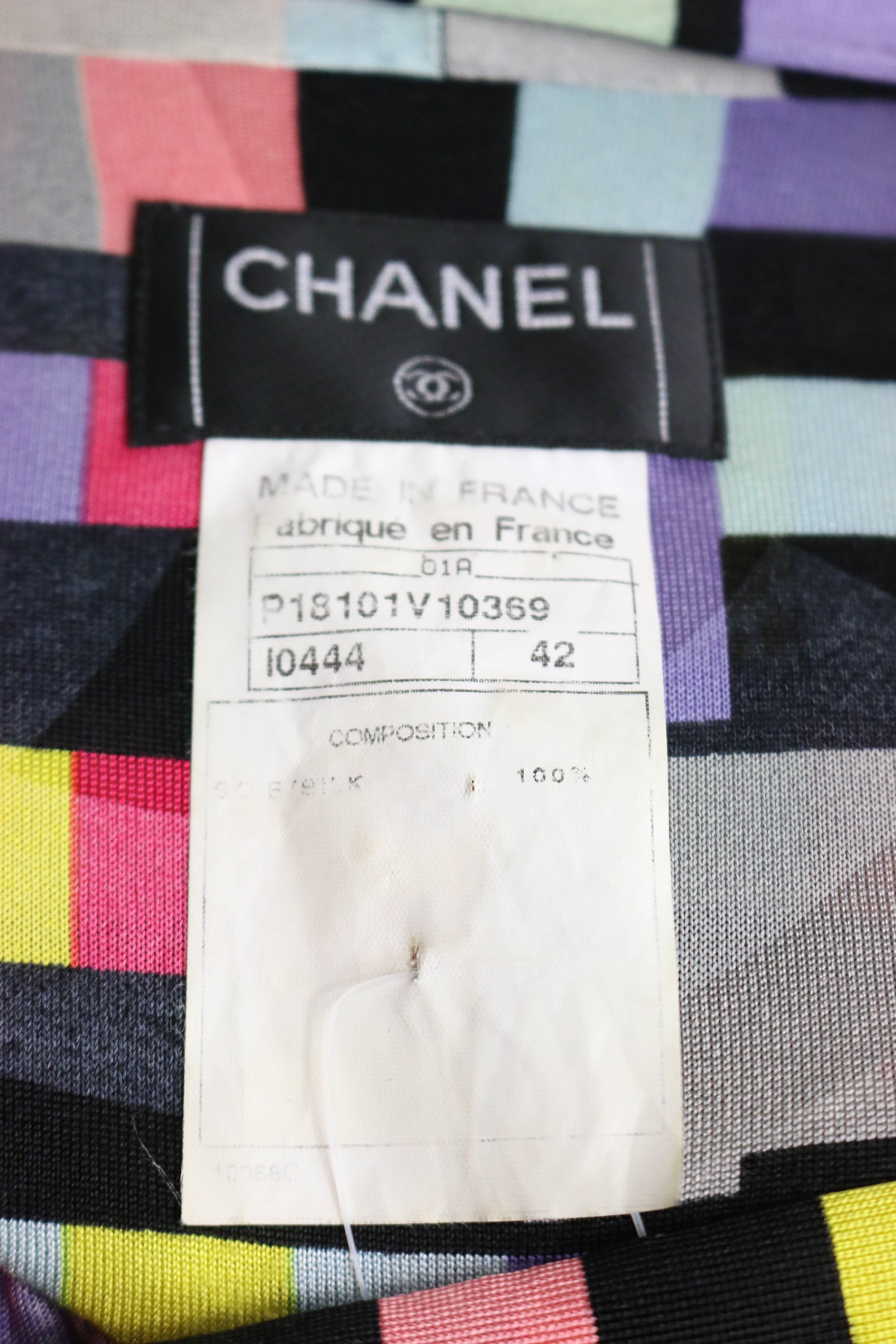 Chanel Seidefarbene Bluse mit Cropped Reißverschluss und Farbblockmuster  im Angebot 1