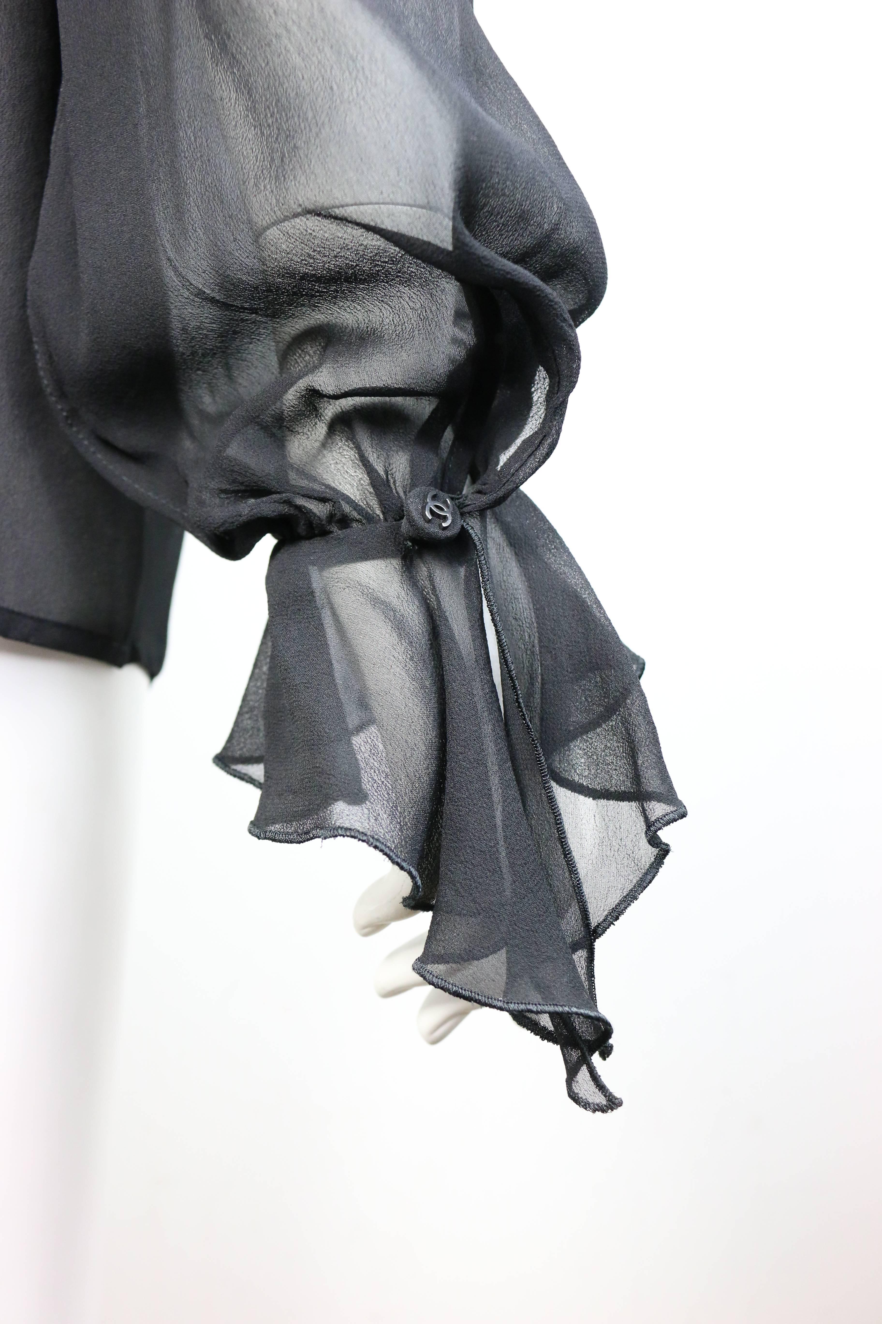 97 Chanel Zweireihige Bluse mit Rüschen aus schwarzer Seidenspitze  im Zustand „Gut“ im Angebot in Sheung Wan, HK