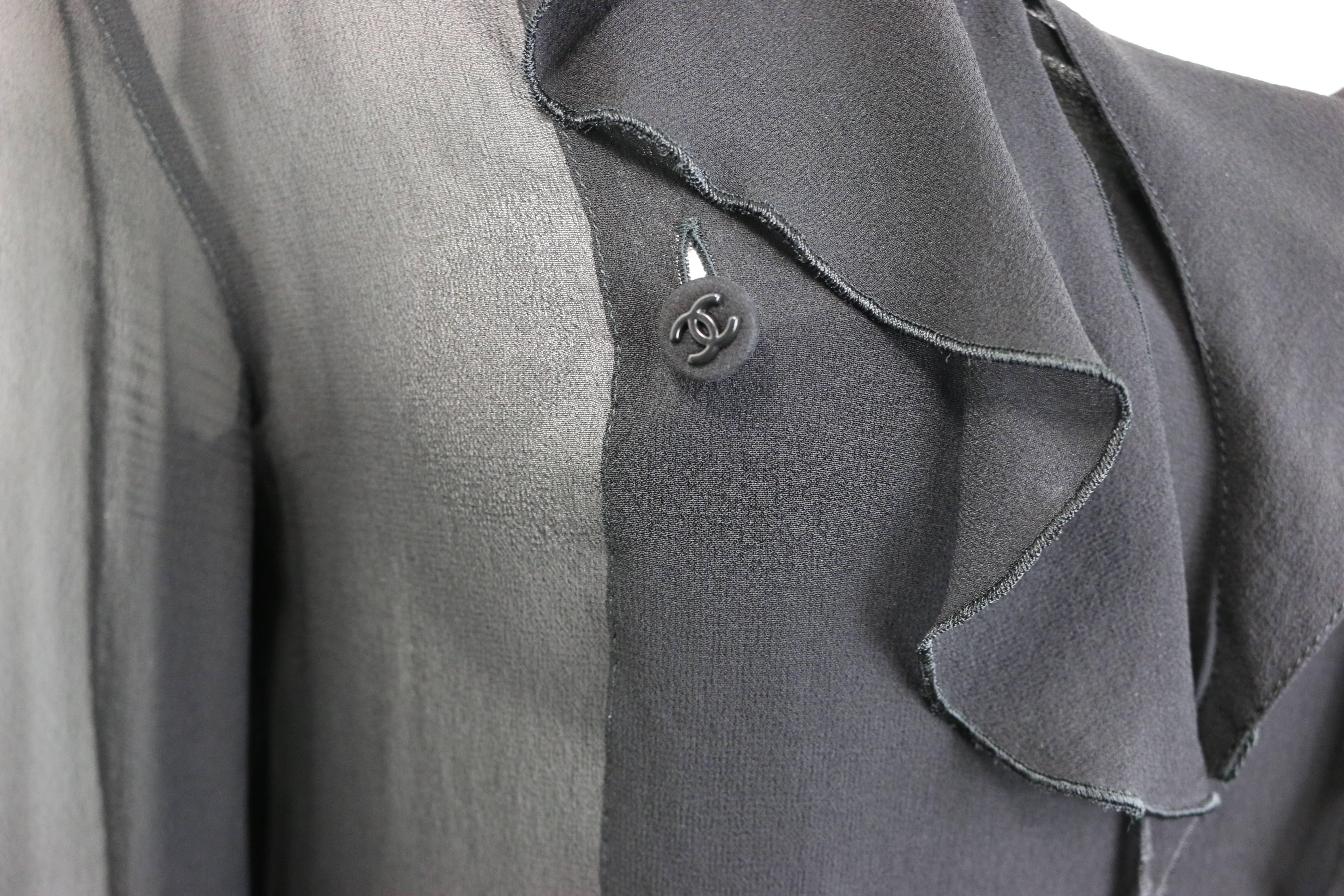 - Vintage Chanel schwarze Seidenspitzen-Bluse mit Rüschen aus der Herbstkollektion 1997. Diese Bluse ist durchsichtig und sieht toll aus für einen Abend oder mit Jeans und T-Shirt darunter, wenn die Bluse offen ist. 

- Mit acht schwarzen