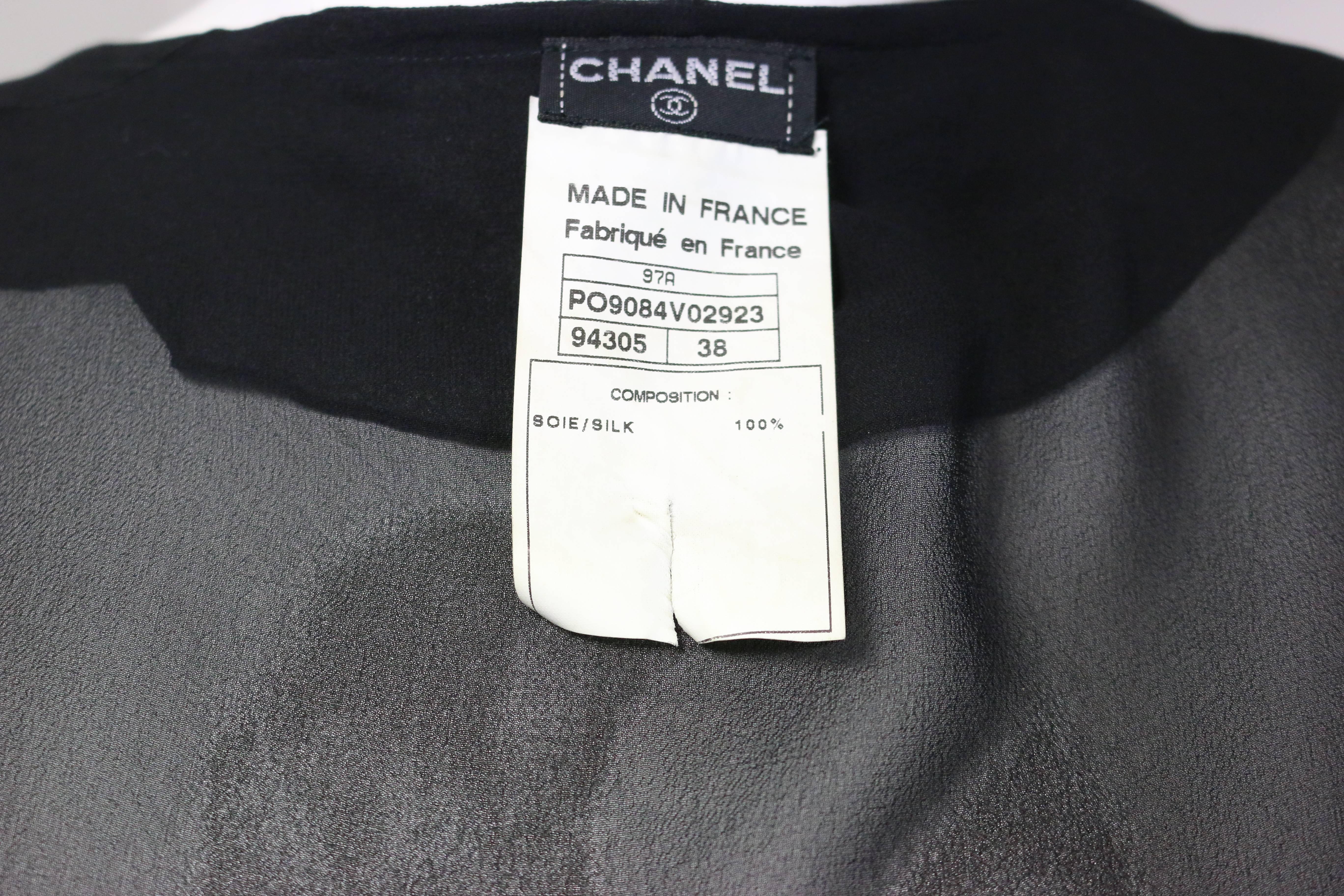 97 Chanel Zweireihige Bluse mit Rüschen aus schwarzer Seidenspitze  Damen im Angebot
