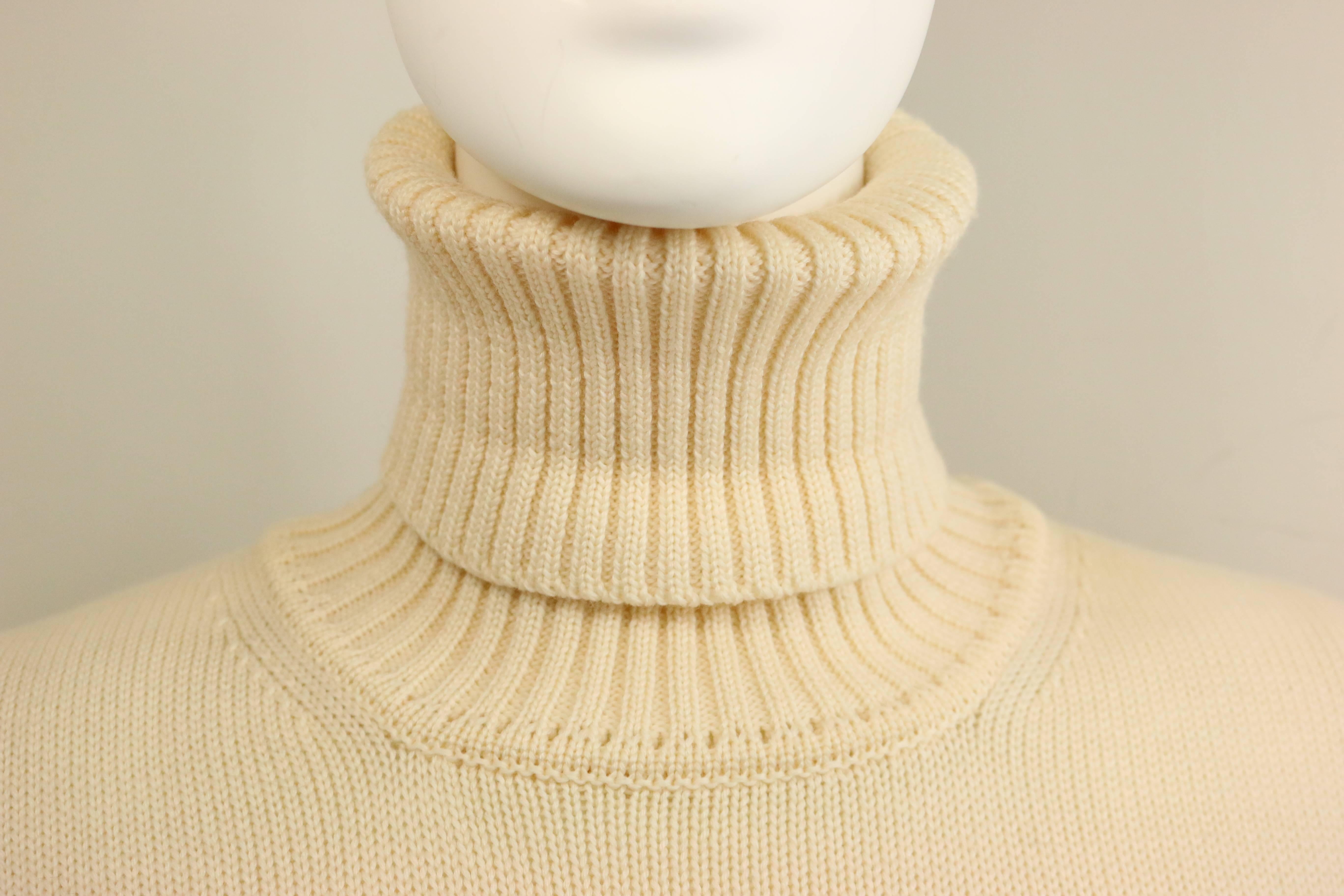 - Vintage Gucci by Tom Ford white wool turtleneck pullover top from Fall 1996 collection. Its a good quality classic item for winter. 

- Slim fitted. 

- Made in Italy. 

- Size L. 

- 100% Fleece Wool. 

 
