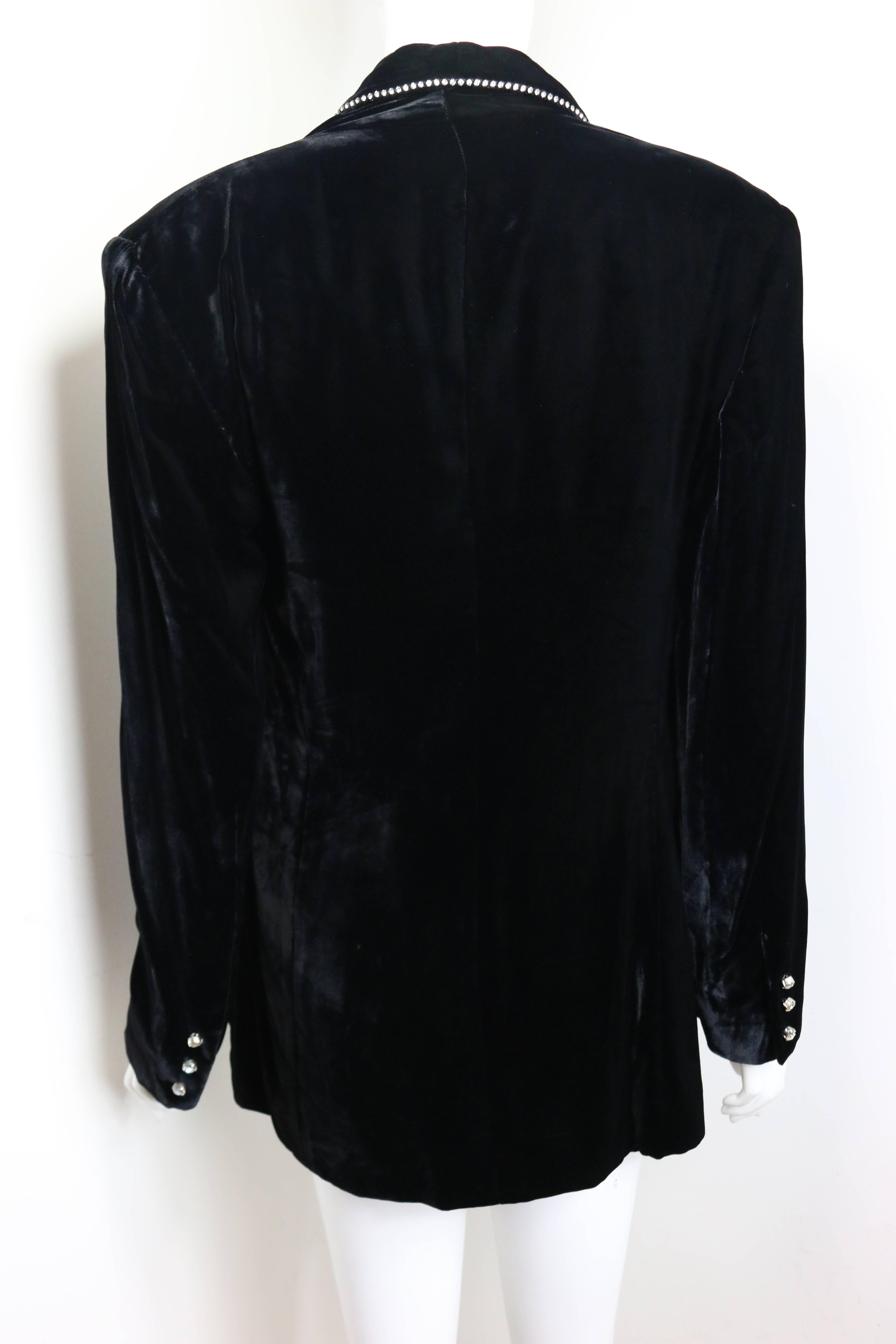 Noir Vintage 90s Velours noir Rhinestones Shawl Blazer en vente