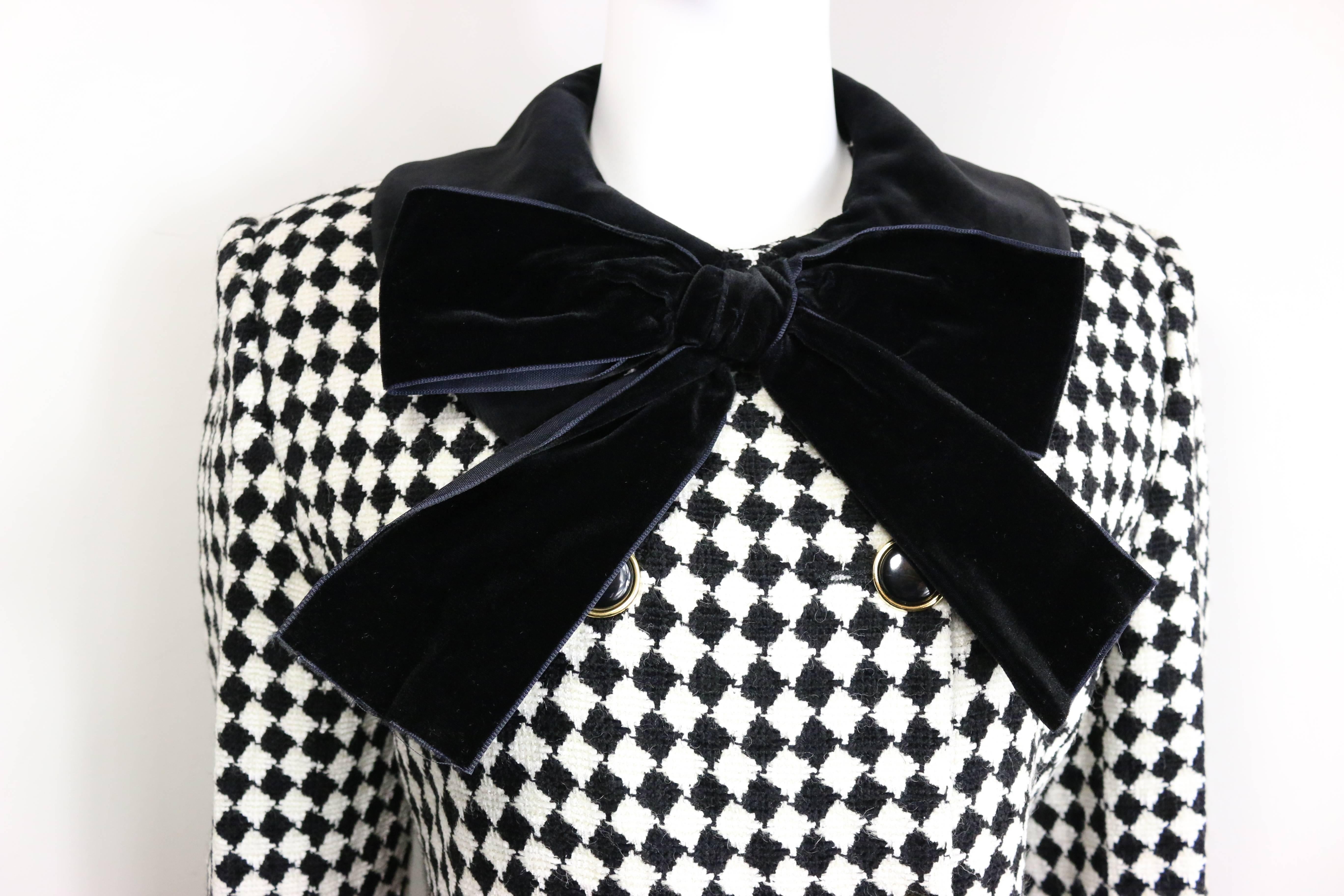 - Vintage 90s Angelo Tarlazzi double breasted black and white harlequin check coat attached with a black velvet bow collar. This 70s looking coat is very retro looking and fun to wear! 

- Featuring Twelve black gold toned setting buttons