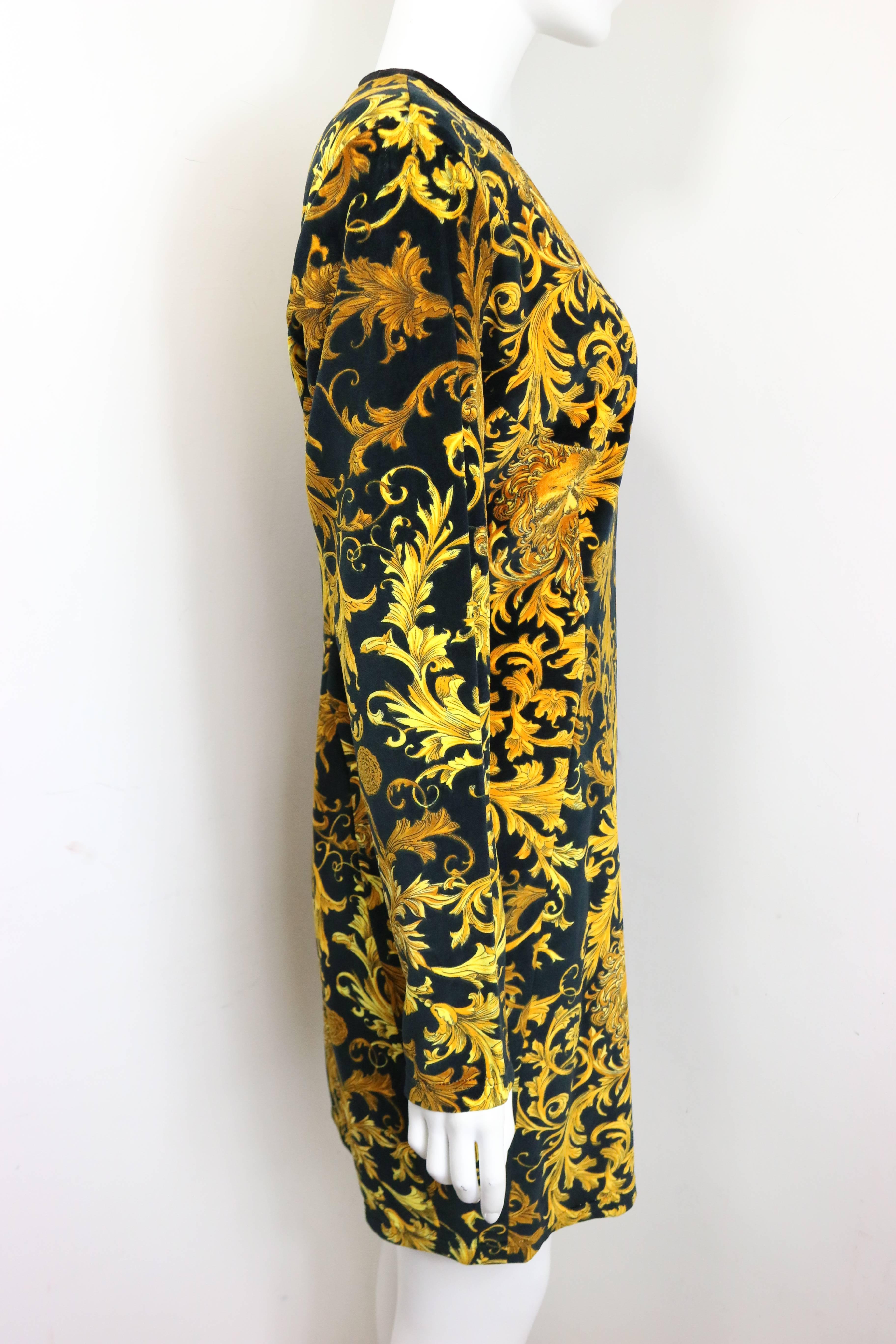 - Vintage 90s Gianni Versace jeans couture gold medusa velour dress. Cette robe est d'une seule pièce et comporte une fermeture éclair au dos. La robe imprimée méduse de Versace, signature et icône, est unique en son genre ! L'état est parfait et