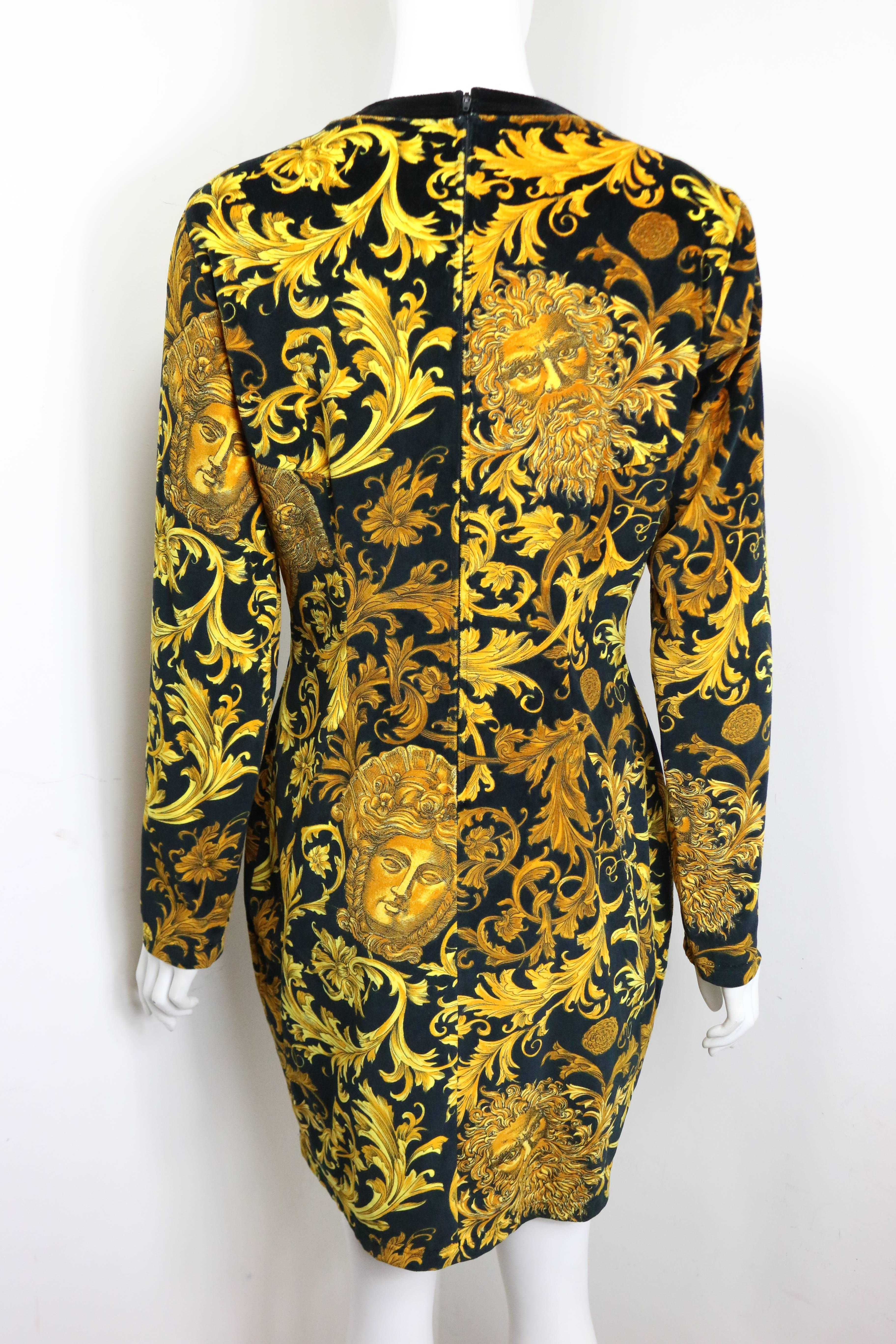 Marron Gianni Versace Jeans Couture - Robe en velours Méduse dorée  en vente