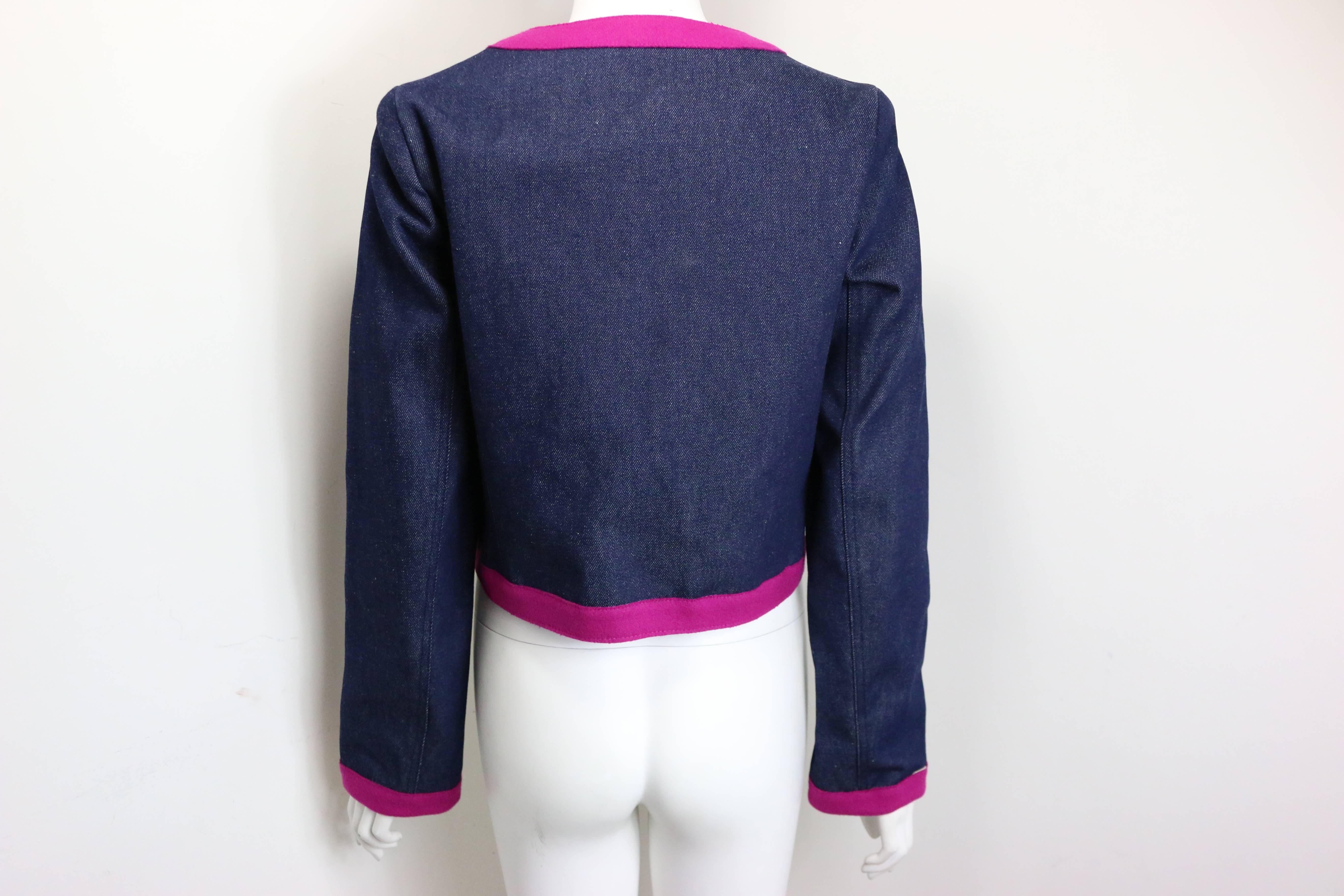 Fendi Marineblaue Jeansjacke mit kontrastierendem rosa Paspelbesatz und Cropped Denim Jacket (Pink) im Angebot