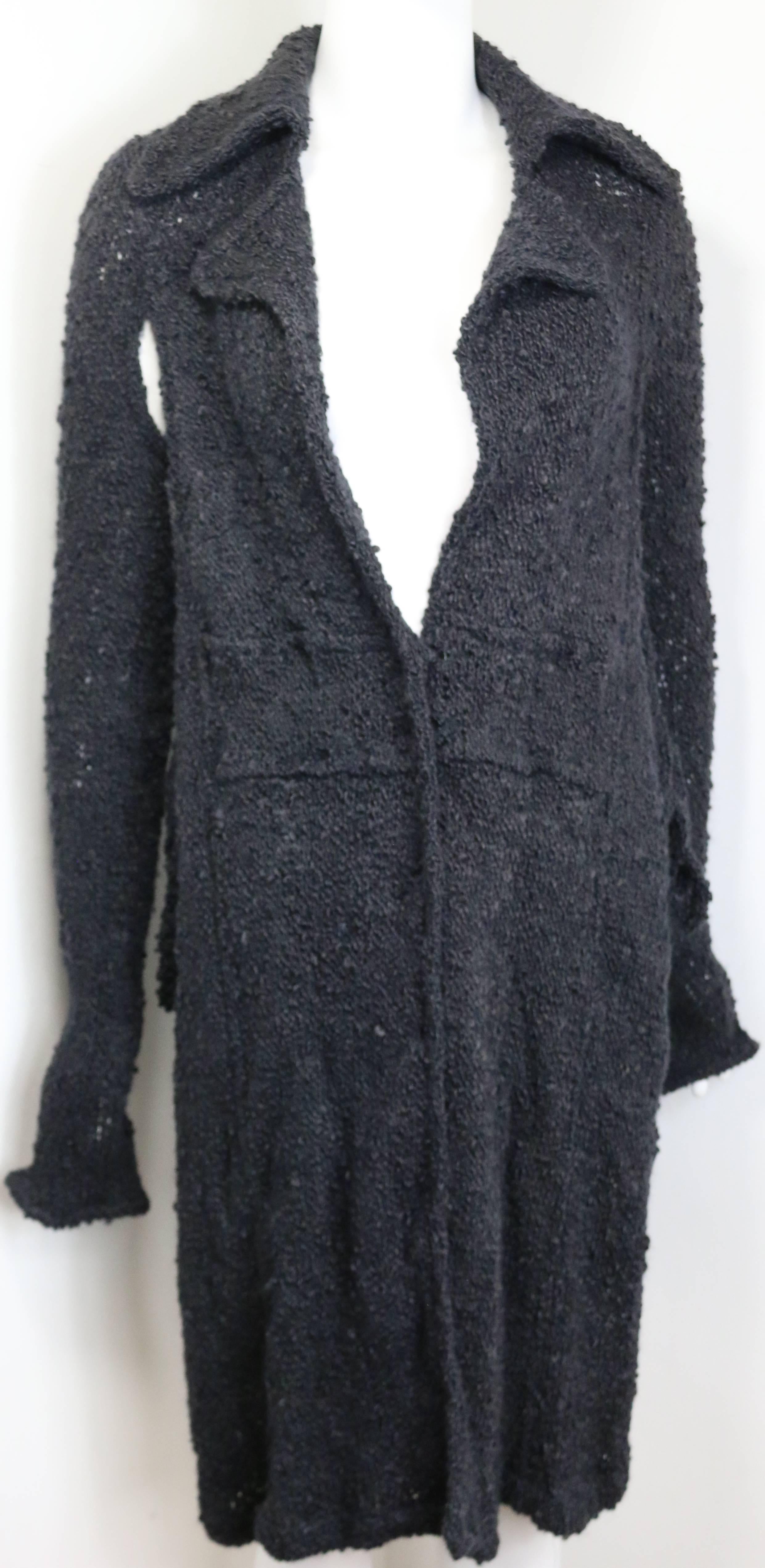 - Cardigan long en cachemire gris des années 90 de Costume National avec une découpe des deux côtés.  Vous pouvez porter quelque chose en dessous et le traiter comme une robe. Cardigan en tricot élégant et encore très moderne à porter maintenant