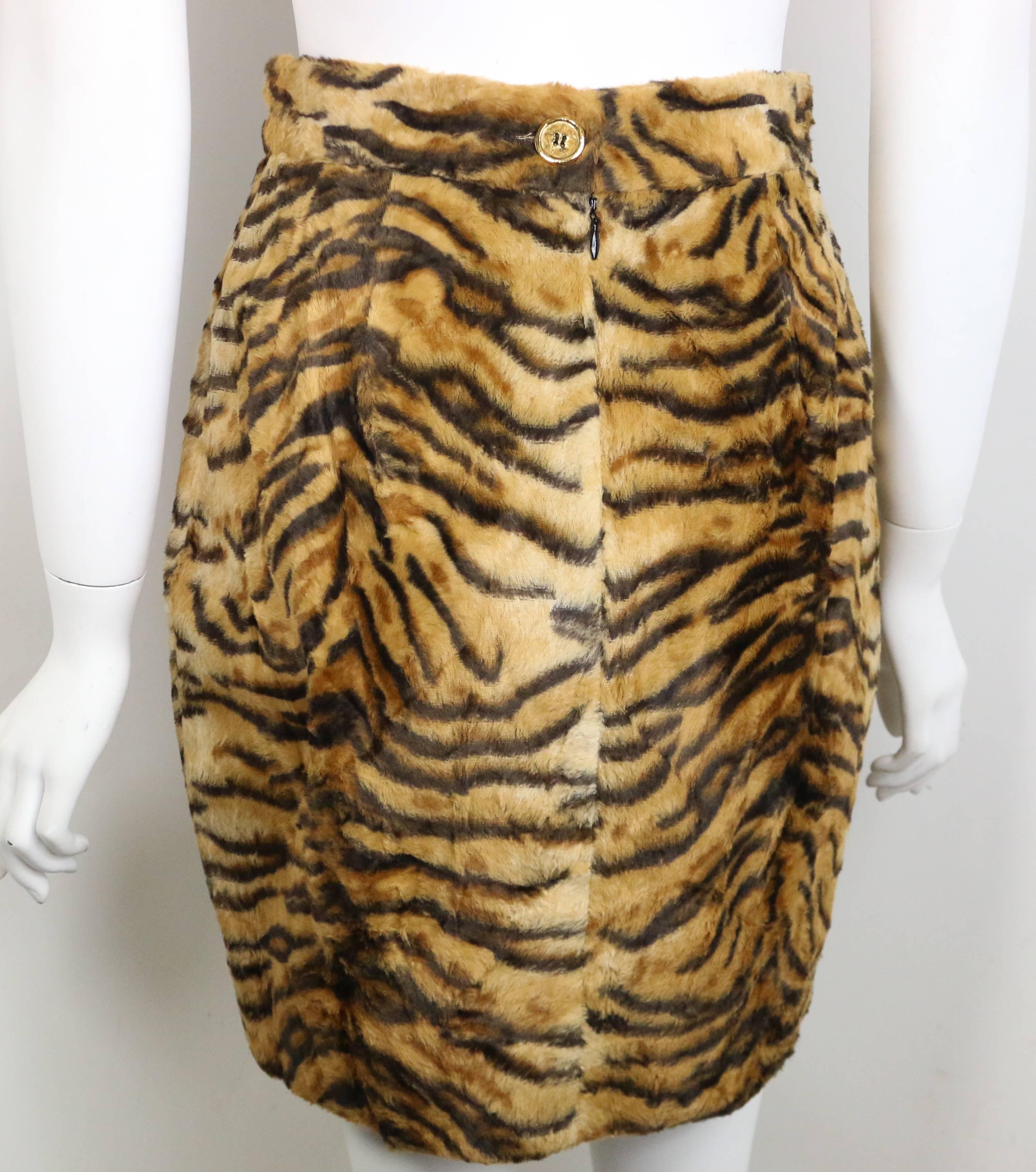 - Vintage 90s Gemma Kahng leopard faux fur skirt.  Zipper closing and a gold button fastening at the back.  Animal print will never go out of style!

- Made in US. 

- Size 8 Us. 

- 62% Viscose, 38 % Cotton. 

