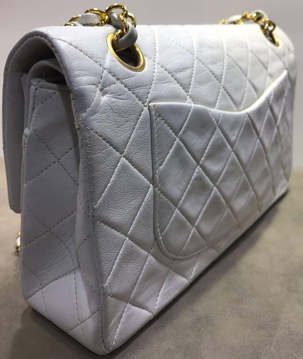 - Vintage 90s Chanel classic white quilted lambskin gold chain flap bag with gold "CC" closing. Ready for some classic white and gold Chanel in the spring. This bag is in good preowned  condition!

- Made in France. 

- Size: W23cm x H15cm
