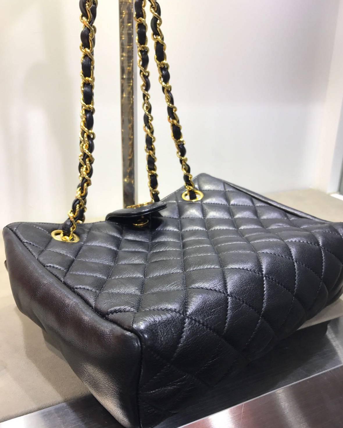 - Vintage 90s Chanel black quilted lambskin gold chain shoulder bag. 

- Featuring "CC" closing. Red leather interior with two zipper pockets. 

- It does not come with an authenticity card but we guarantee is 100% authentic. However, we
