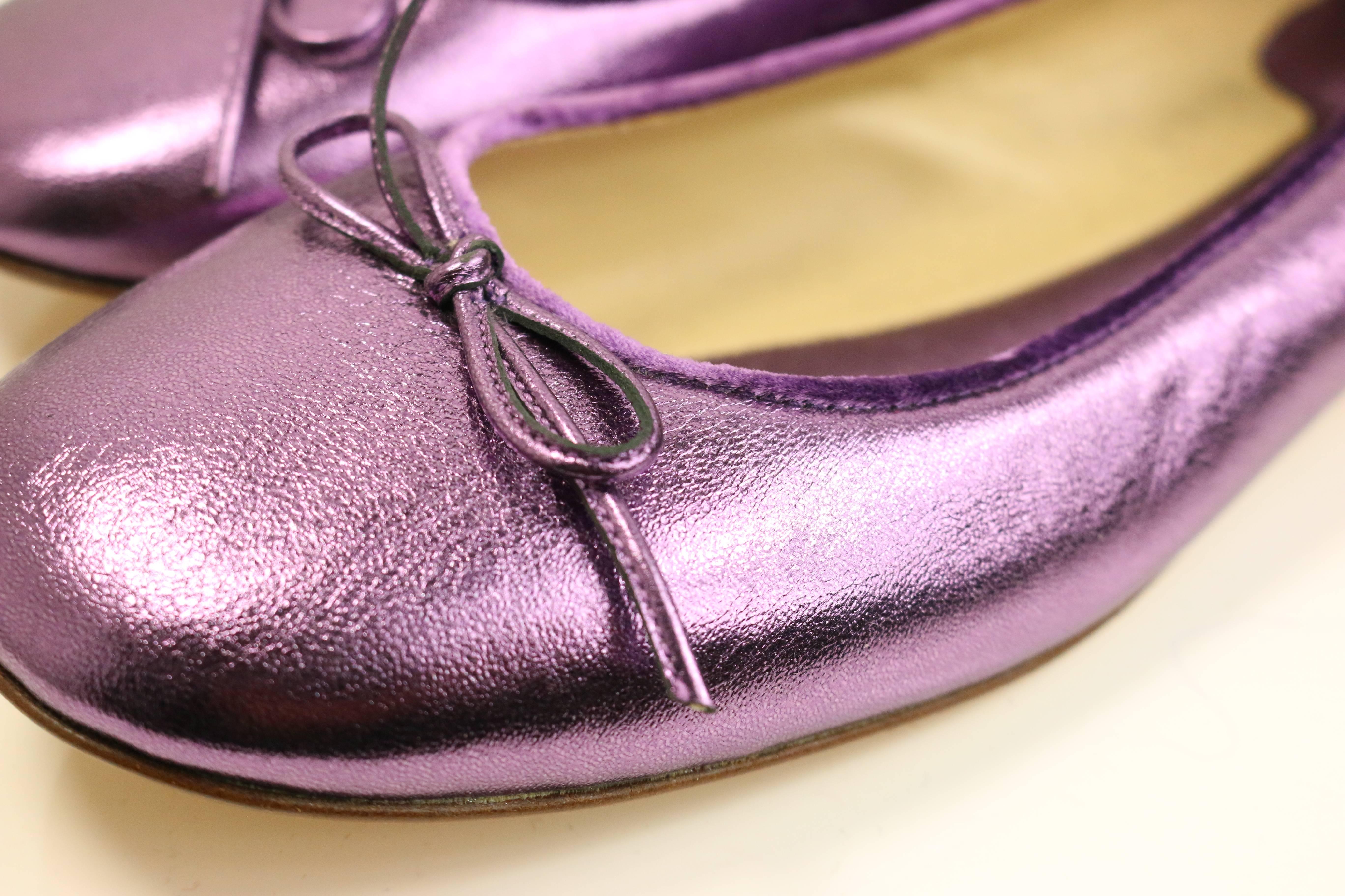 - Kate Spade purple metallic leather ballerina flats. Featuring a ribbon bow and purple velvet trim. 

- Made in Italy. 

- Size 8.5. 

