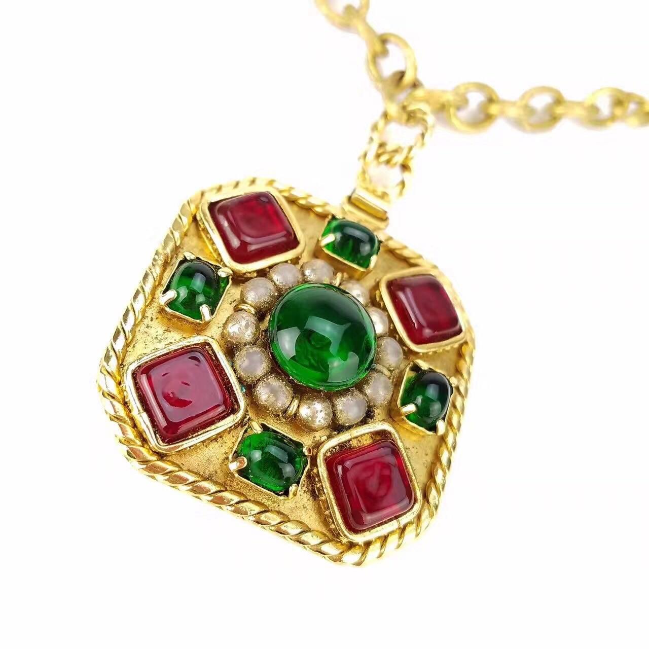 - Vintage 90s Chanel red and green gripoix glass with faux pearl square pendant gold chain necklace.

- Made in France. 

- Measurement: 5cm x 5cm pendant. Chain: 80cm. 

- It comes with an original box. 

- Please note this vintage item is not new,