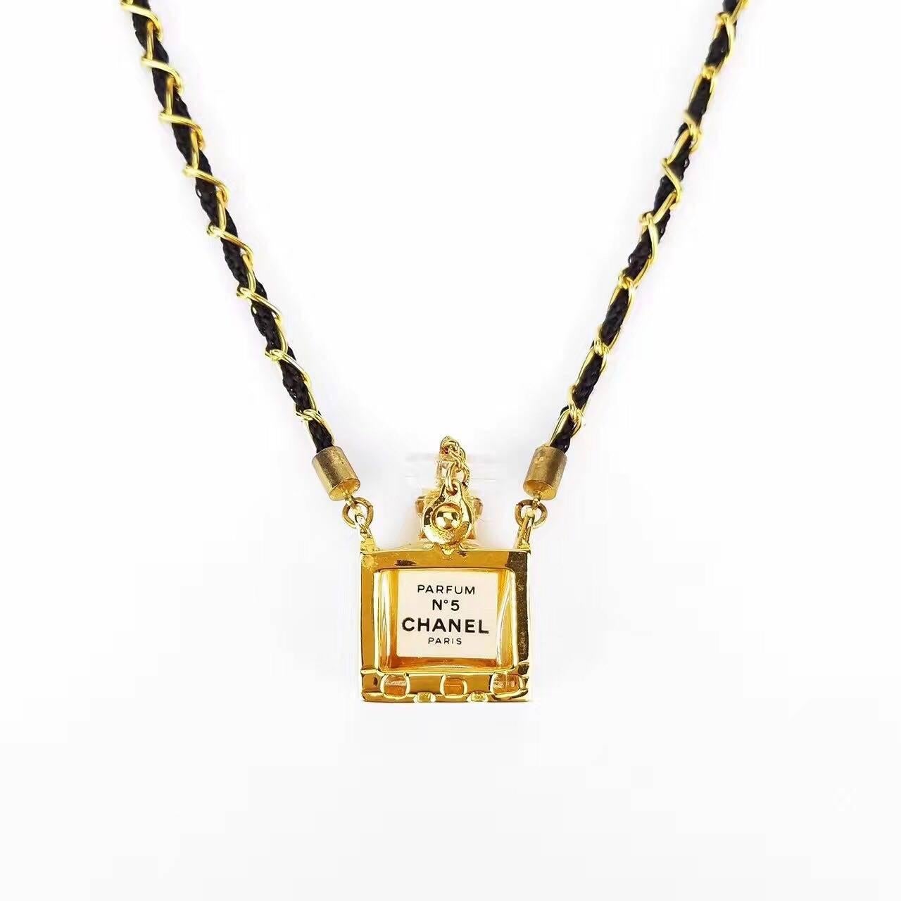 Chanel No5 Perfume Bottle Pendant Gold Chain Necklace Excellent état à Sheung Wan, HK