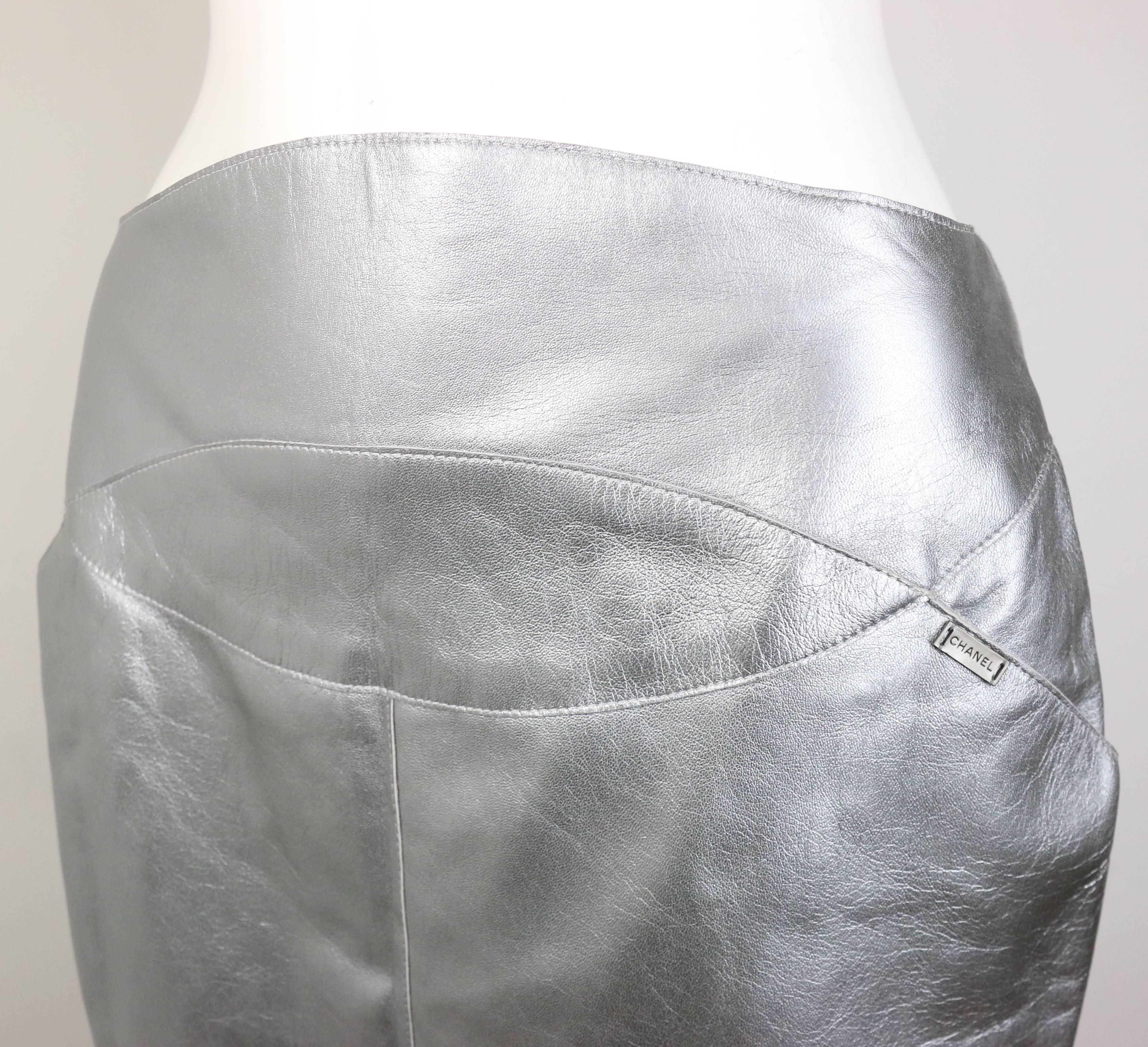 - Vintage Chanel silver metallic lambskin leather knee length pencil skirt from 1999 collection. This sexy and luxury knee length pencil skirt can be worn with many things. The silk lining is always a comfort touch!

- Featuring two side pockets.