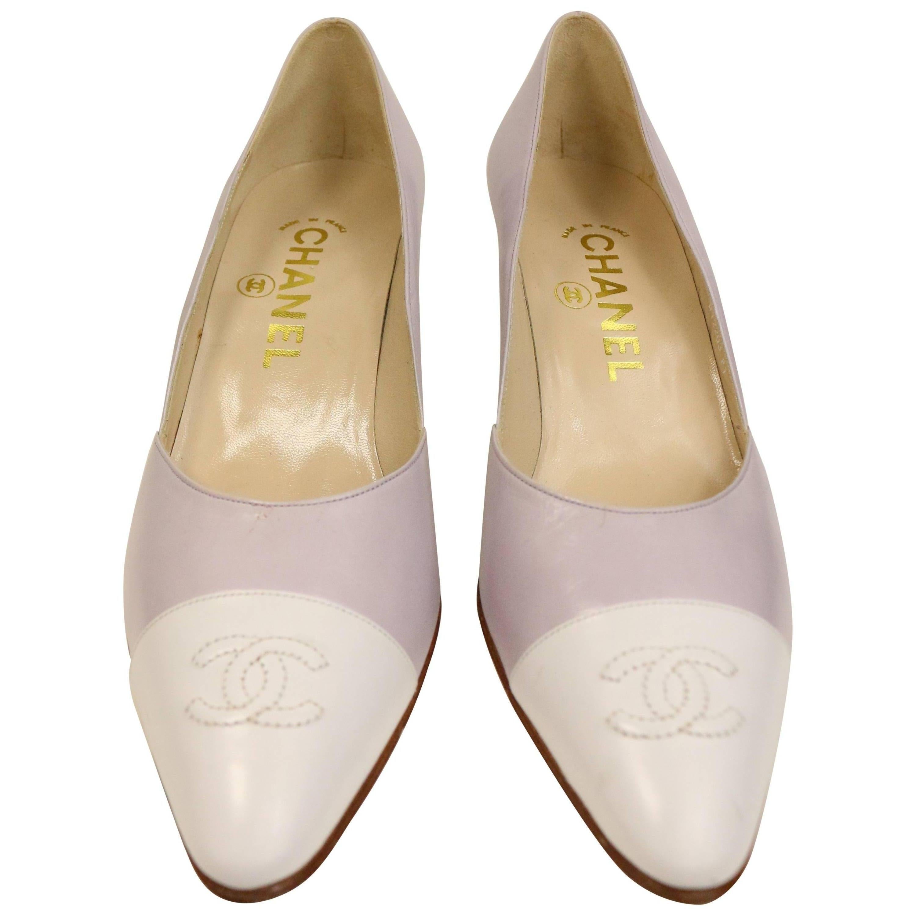 Chanel - Chaussures à talons pointus en cuir « CC » bicolore violet et blanc 