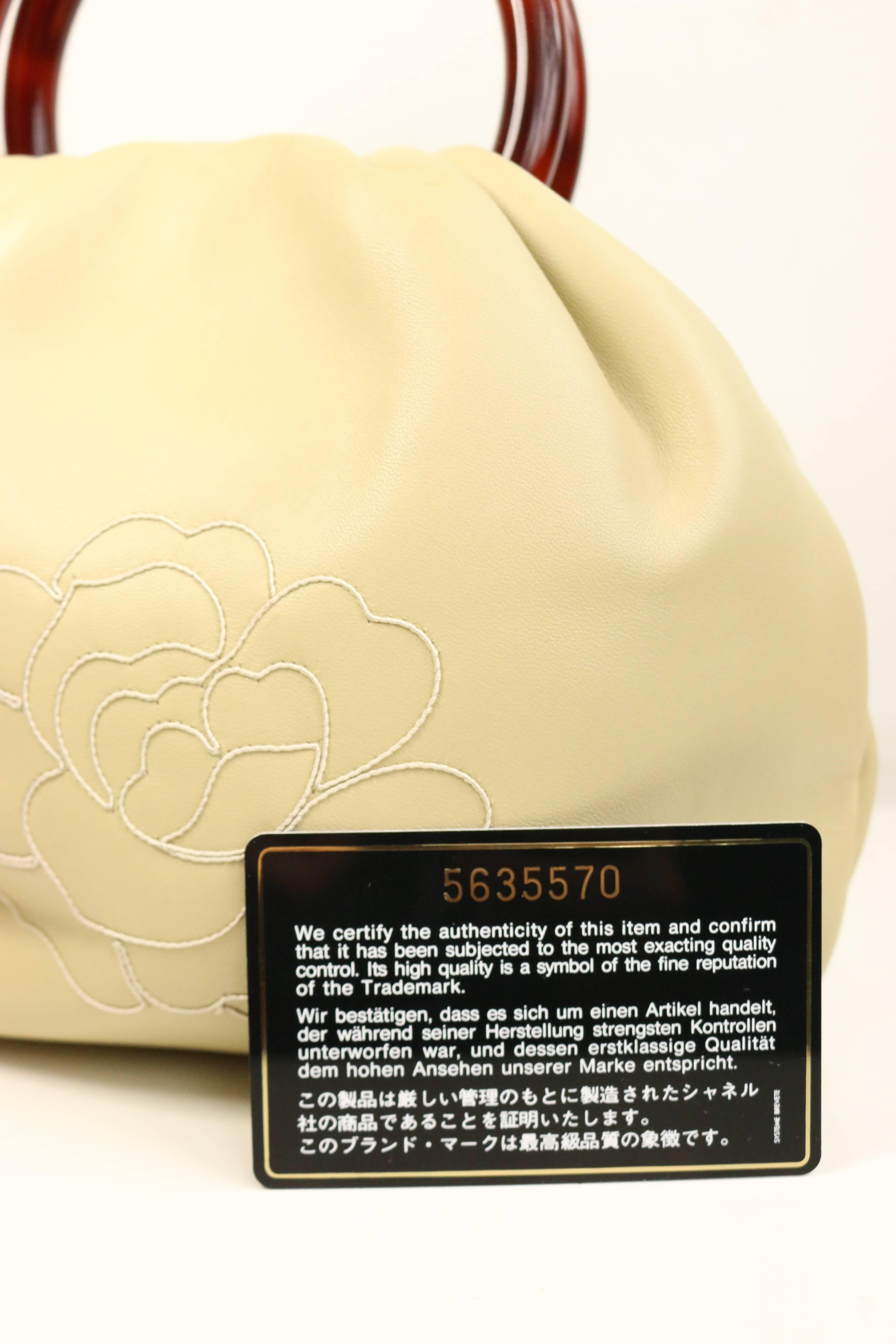 Vintage Chanel Beige Lambskin Camellia Bucket Bag Tortoise Handle In Excellent Condition In Sheung Wan, HK