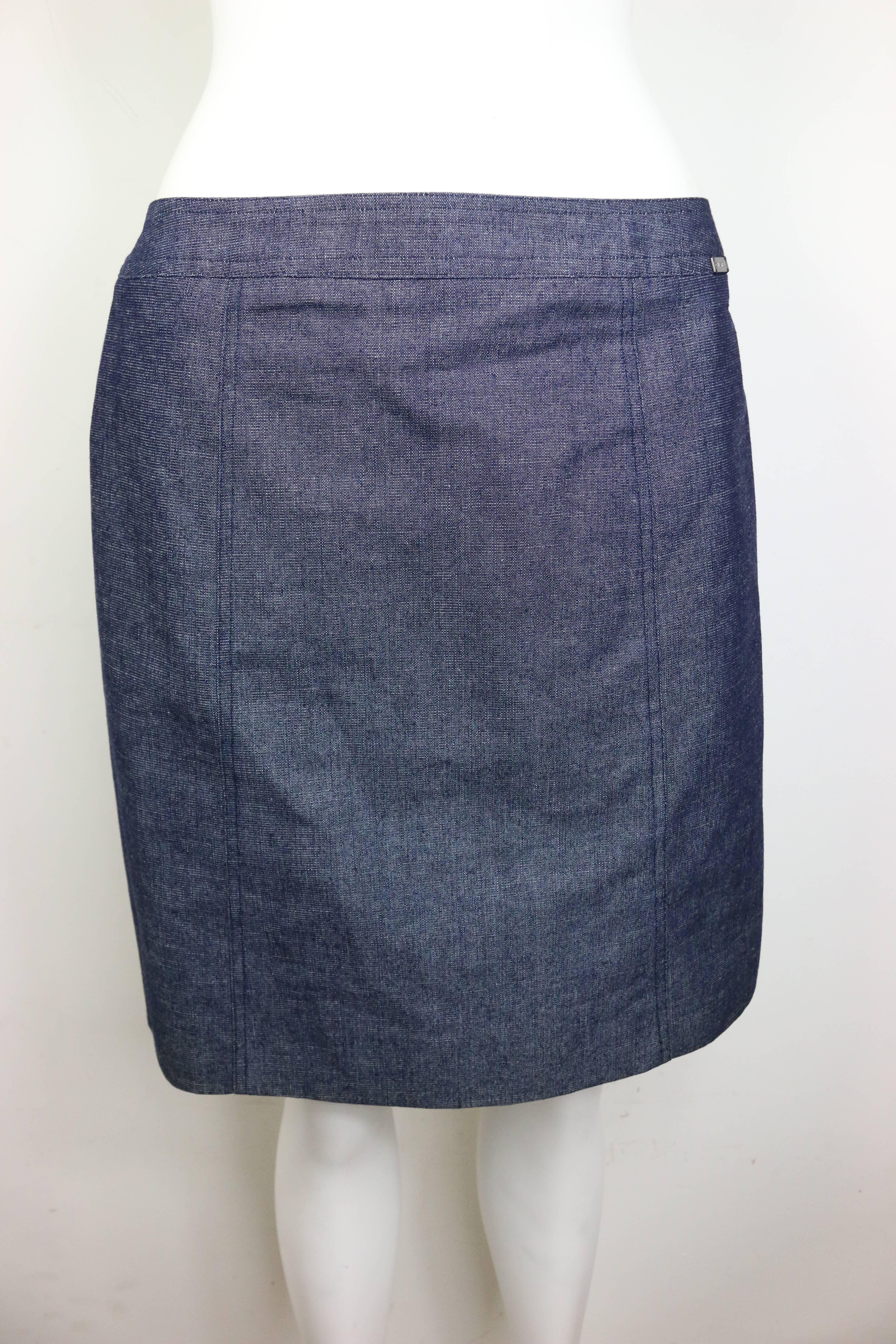 Chanel - Ensemble veste et jupe en denim bleu avec bords bruts à franges  en vente 1