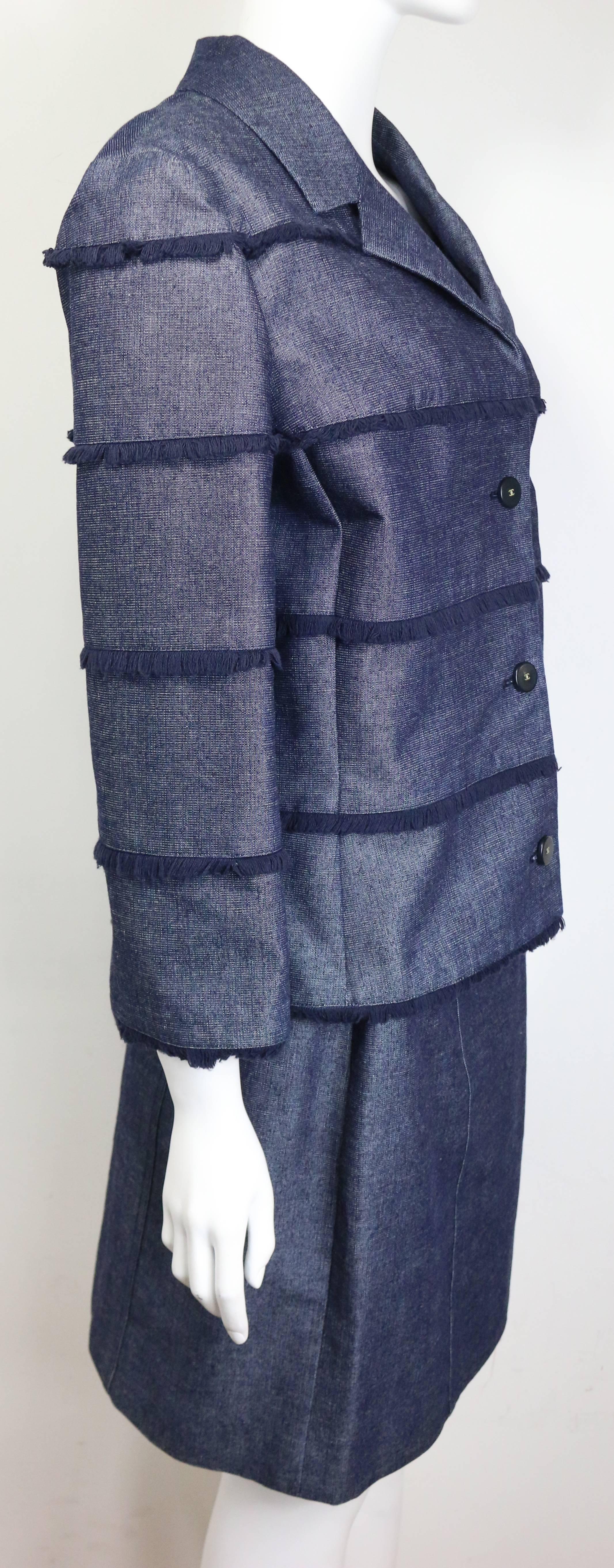 - Ensemble deux pièces Chanel en denim bleu avec veste et jupe à franges à bord brut, de la collection 